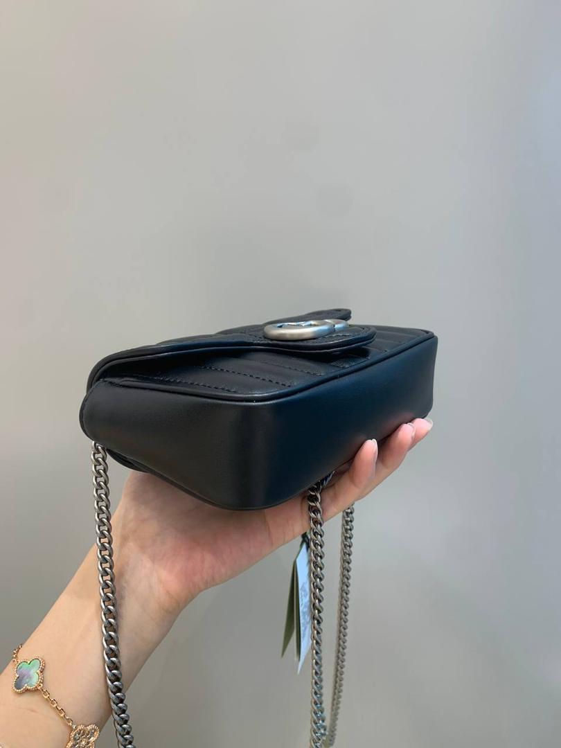 新背景实拍正品级 。几何系列黑色16.5cm‼️ 公认最百搭的黑色，无论什么，黑色都是可以闭眼入不踩雷的颜色，新花样新感觉，搭配银色五金也是绝配，棱格饱满度绝对很加分‼️ 型号476433；尺寸16.5/10/4.5cm