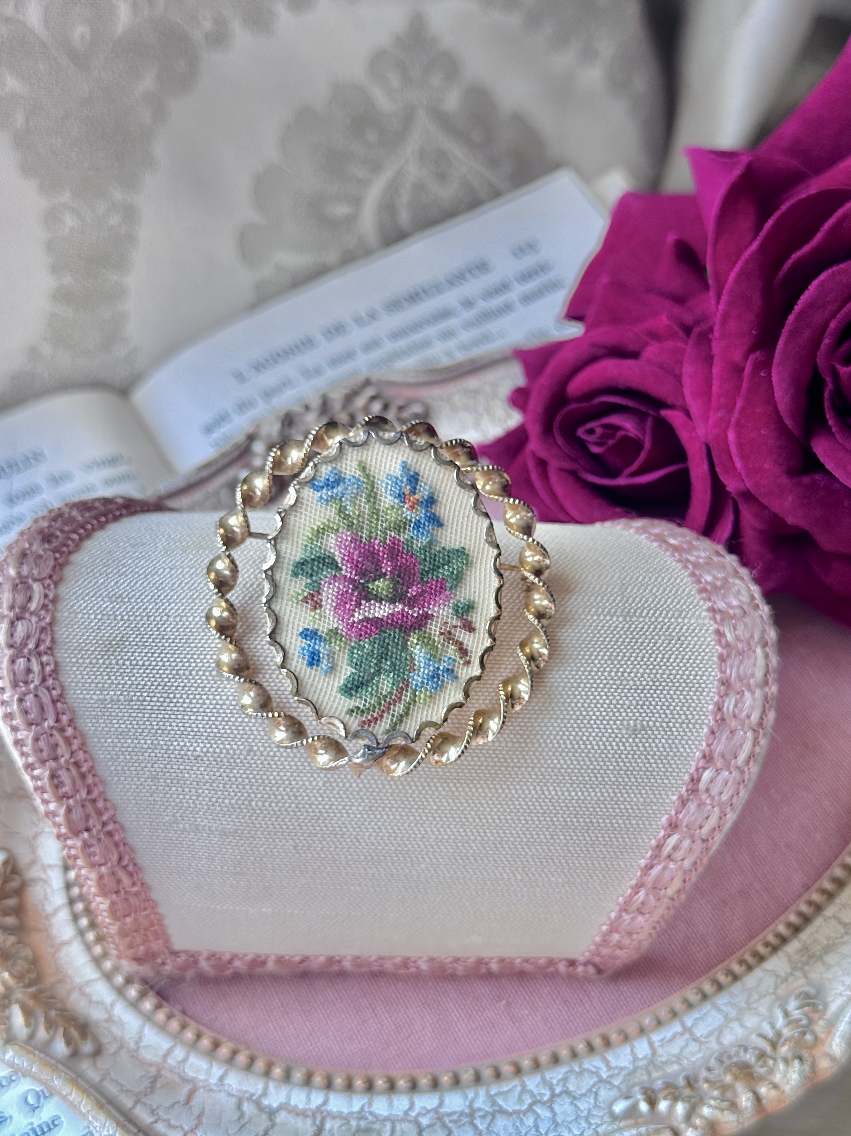 Vintage C.a. 1960s Floral Petit Needlepoint Large Framed Brooch (NZ117）