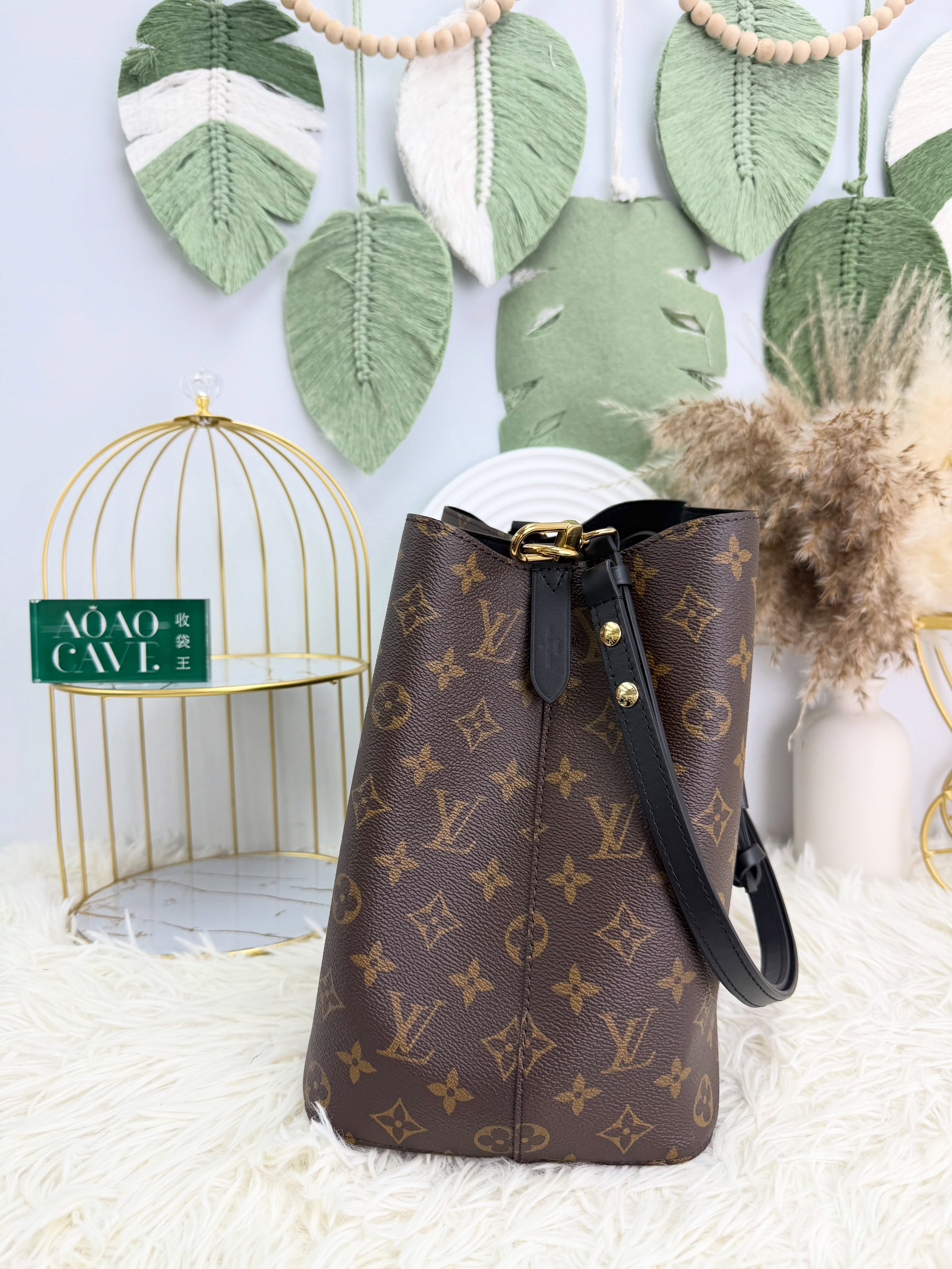 Lv👜 PRE OWNED 🛍️經典老花黑 NeoNoe MM水桶包🤎  26*17*25.5cm  配件 -塵袋、專門店單🫶🏻 💰優惠價 $10980 98%new  #收袋王  喜歡的話快點pm/whatsapp 我們💓 銷售熱線51111 321（whatsapp)  我們服務包括有：手袋飾物回收、手袋置換(一換一、一換多也可以） 、專業手袋鑑證、專業手袋護理  購買方法 🏢親臨門市 荃灣南豐中心15樓1521室（荃灣地鐵站a出口1分鐘到）敬請預約 ❤️只賣正品正貨，任驗💓🫰🏻 ❤️‍🔥本店為香港註冊公司絕對真貨，信心保證👍🏻 🫰🏻本店設有鑑證服務，有駐場鑑證師  ✨歡迎追蹤我哋各個平台緊貼最新優惠x貨品🔥😍 👇🏻👇🏻👇🏻👇🏻👇🏻👇🏻👇🏻👇🏻  ⭐️Instagram: aoaocave  🌈Facebook: aoaocave收袋王  🔥Carousell: acluxuryhk  👆🏻👆🏻👆🏻👆🏻👆🏻👆🏻👆🏻👆🏻  ___________________________  Disclaimer🫰🏻All trademarks and copyrights are reserved to the original brand holders. @AOAOCAVE sells only authentic goods and is not affiliated with any of the brands mentioned.  @AOAOCAVE 跟任何品牌無關，而且沒有持有任何品牌資版權，亦沒有與任何品牌合作。所有商標及版權歸屬於品牌坊所有，帖子只作分享用途。  #aoaocave #手袋回收 #名牌買賣