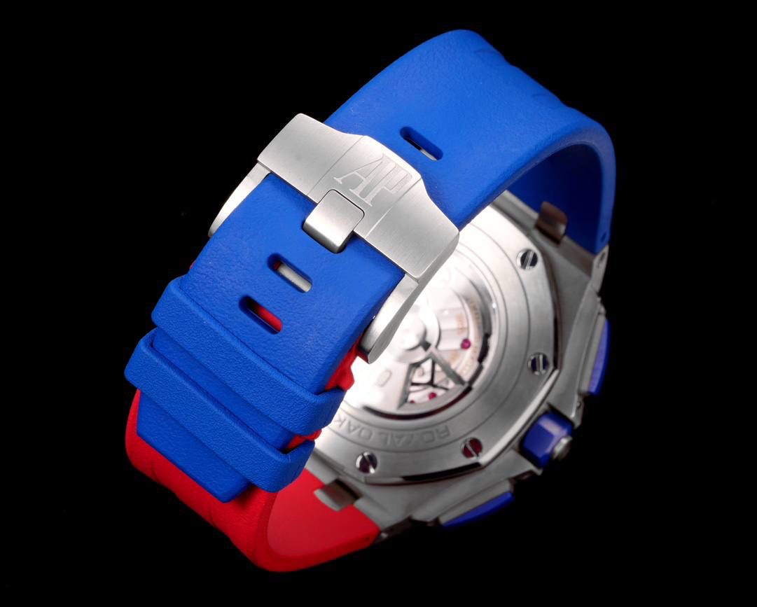 🚀皇家橡树离岸型26400/26238/26470系列正式登场！款式最全，做工最好的爱彼计时款腕表来了，有做工好的顶级货😍💯廉价的小厂货就别去考虑了！ 1，机芯采用12位小秒的定制版3126计时机芯，完美还原原版所有功能。经过精密打磨，大大加强了其稳定性。 2，其中碳纤维系列表壳采用全新碳纤维复合材料——「Carbon TPT® B.4」打造，这种高科技材料比常规 Carbon TPT® 密度提高4%，纤维硬度提升15%，树脂强度提升30%，材料结构经过各项异性优化，保持轻盈同时无比坚韧，提供迄今最强的抗冲击性能。 3，字面颜色均采用目前最先进电镀技术，非几年前的简单喷漆技术。每一个巧克力格纹装饰，通过CNC级别打磨，无限接近原版。 4，同步原版搭载微微活动头粒，胶带采用进口氟橡胶材质，皮带采用美洲鳄鱼皮材质，更加耐磨耐造。