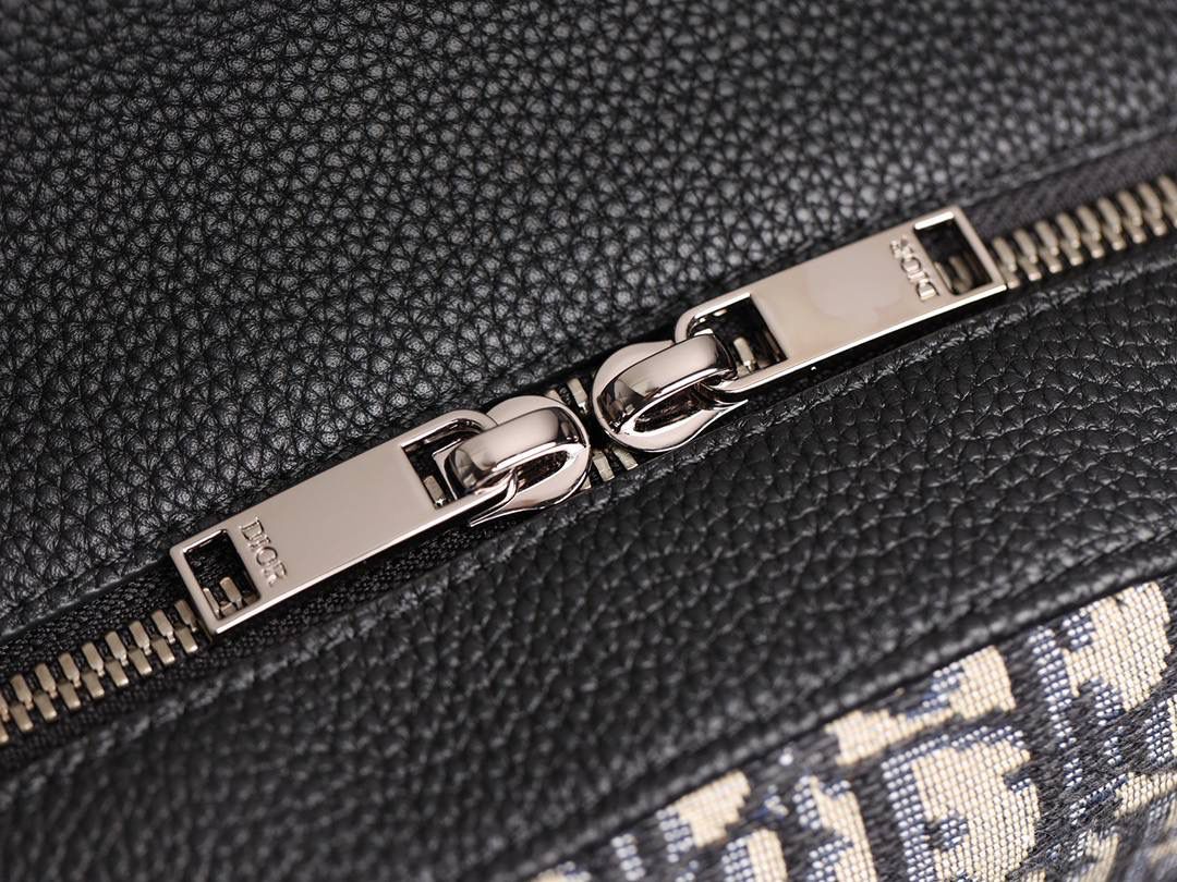 DIOR EXPLORER 双肩背包👜💕 米色和黑色 Oblique 印花 采用米色和黑色提花面料精心制作，饰以 Oblique 印花和黑色粒面牛皮革，侧面“DIOR”皮革补丁别具一格。 宽大的主隔层，搭配带有铝扣的加垫正面翻盖口袋和两个侧面口袋，更显精致。 搭配加垫肩带和金属环，便于悬挂钥匙或 D-Touch 手拿包，可与各式休闲单品搭配，作为造型的点睛之笔。 尺码信息尺寸：30 x 42 x 14.5 厘米 主隔层可收纳 15 英寸笔记本电脑、文件和平板电脑 侧面口袋可收纳一部 iPhone 13 Pro Max 手机