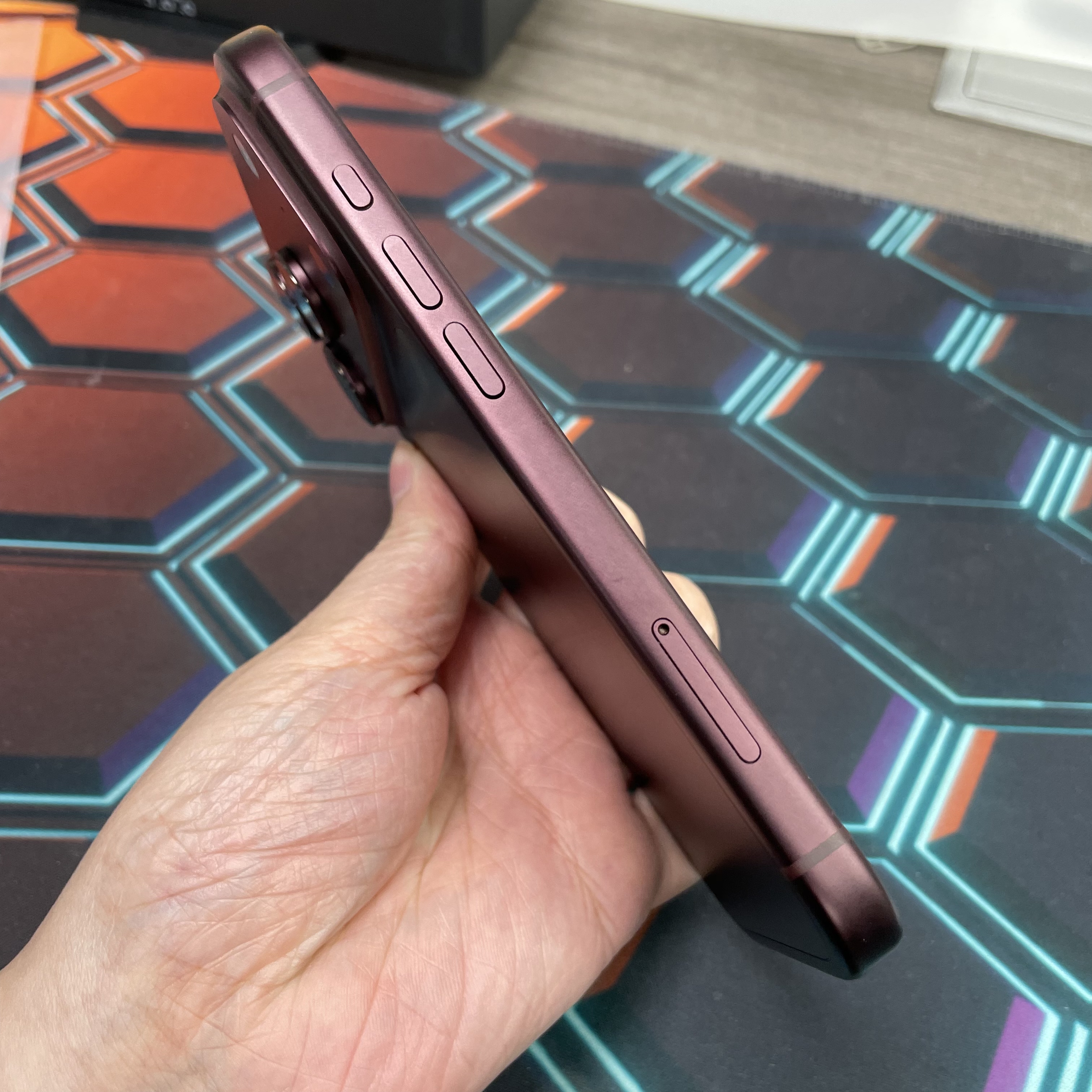 *8423 18 Pro 未使用品 256GB 電100 酒紅色 red