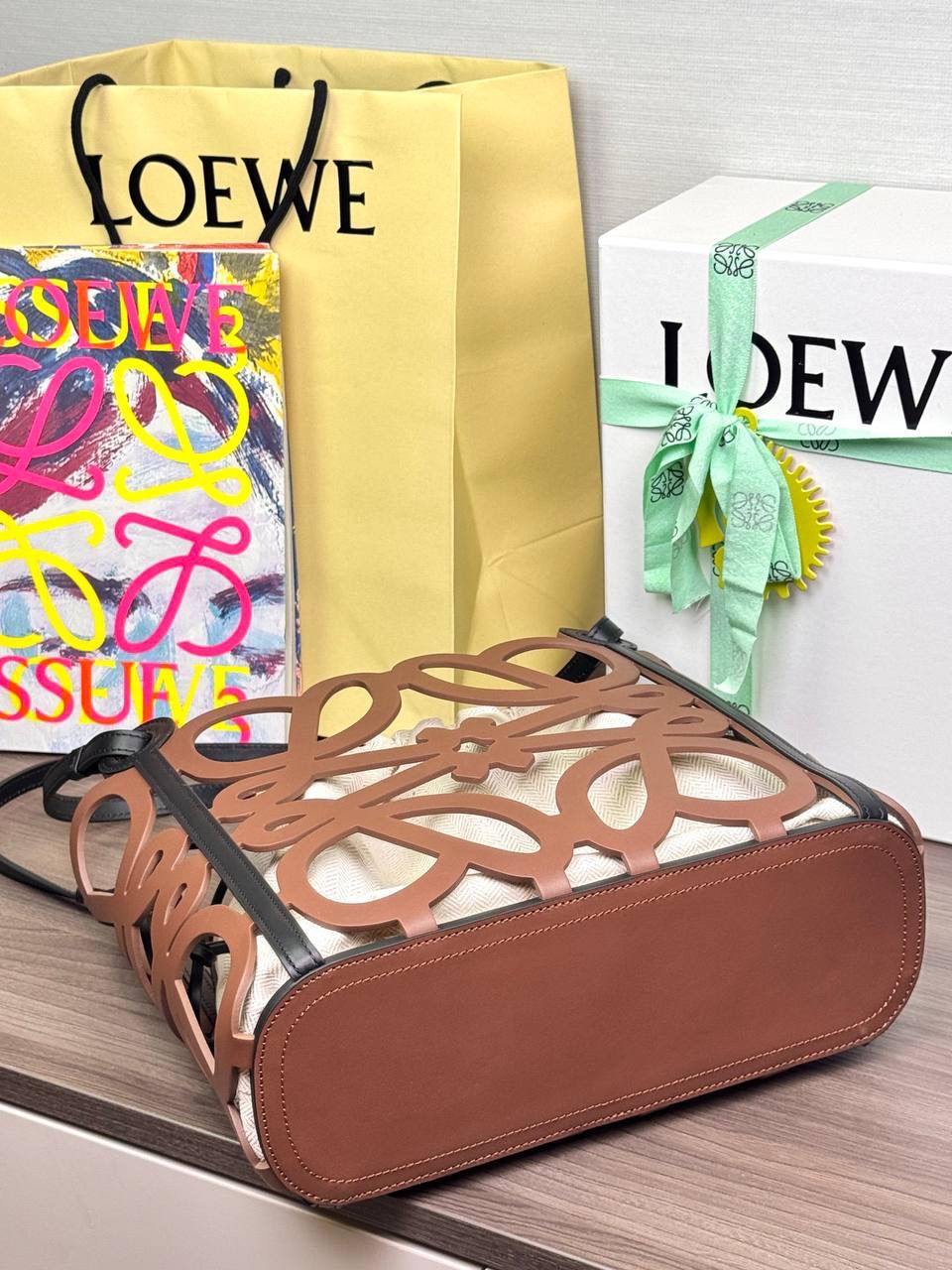 📍小号𝘼𝙣𝙖𝙜𝙧𝙖𝙢 𝙏𝙤𝙩𝙚镂空包 —【棕色到货😍】 编码：652210 尺寸：𝟑𝟐-𝟏𝟐-𝟐𝟓.𝟓𝐜𝐦 ❤️以品牌经典Anagram图案镂空牛皮革制成•搭配牛皮革提手肩带和人字形棉帆布束带内袋。 ❤️可肩背或手提。包包自重轻•容量大•优雅与洒脱•自由切换。