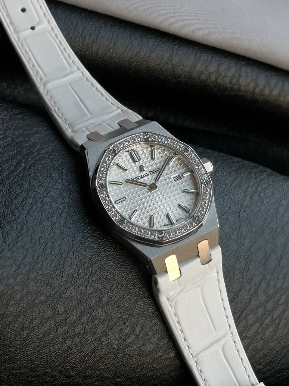 凭借无可比拟的璀璨光芒，SWAROVSKI ZIRCONIA已成为市场上最优质及最能与钻石媲美的合成立方氧化锆。完美饱和的色彩，精湛非凡的切工，源自施华洛世奇逾百年的精确切割经验，以及幻彩钻石的灵感启发。此外，已获专利的表面优化工序TCF (热熔着色技术)，为SWAROVSKI ZIRCONIA缔造出鲜艳夺目的色彩；这项技术不但符合环保要求，更确保每颗宝石没有经过辐照处理，不含辐射。由此而来的合成立方氧化锆色彩持久之余，亦经得起日常使用的考验。 🚀品质保证🚀 V7厂每颗SWAROVSKI ZIRCONIA均刻有非肉眼可见的认证标记。以镭射镌刻的“SWAROVSKI ZIRCONIA”品质认证标志