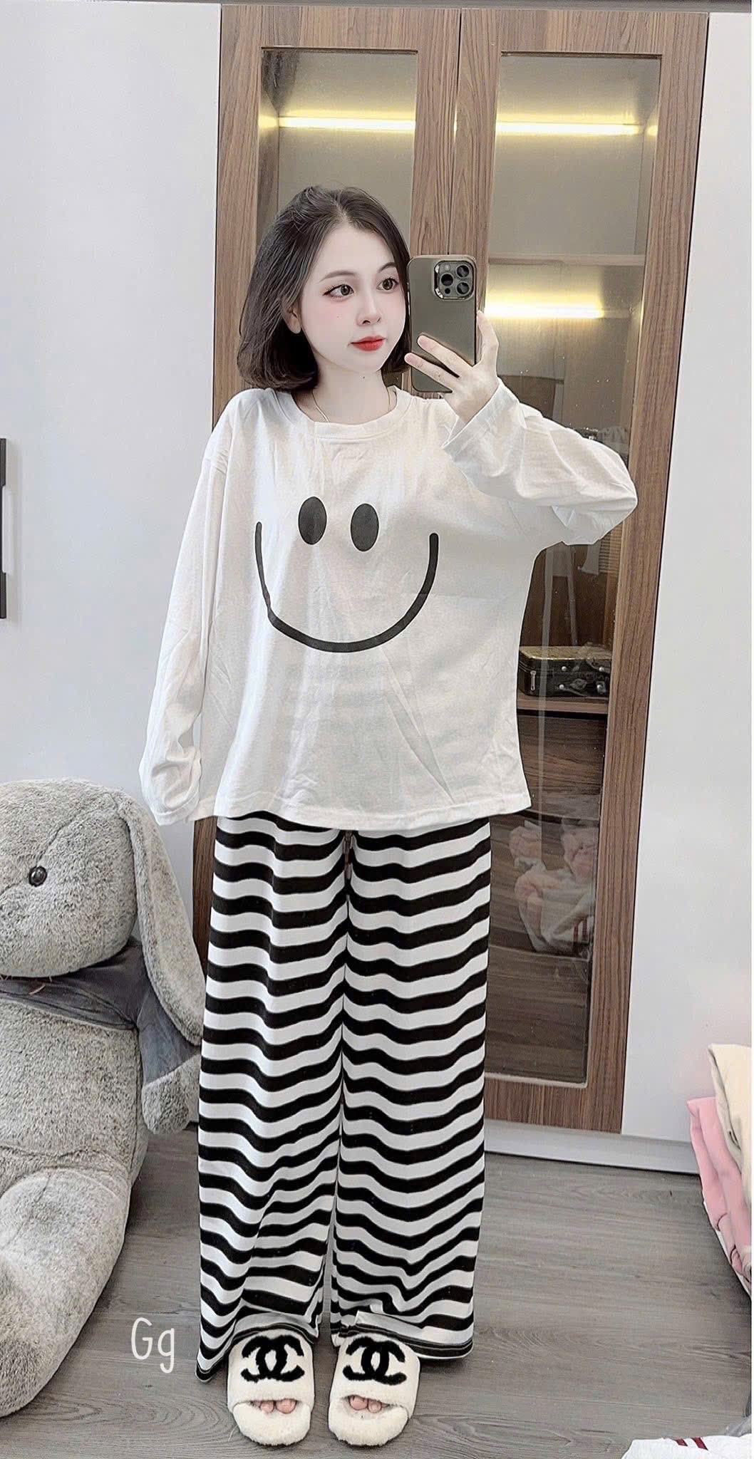 笑臉上衣和條紋褲套裝