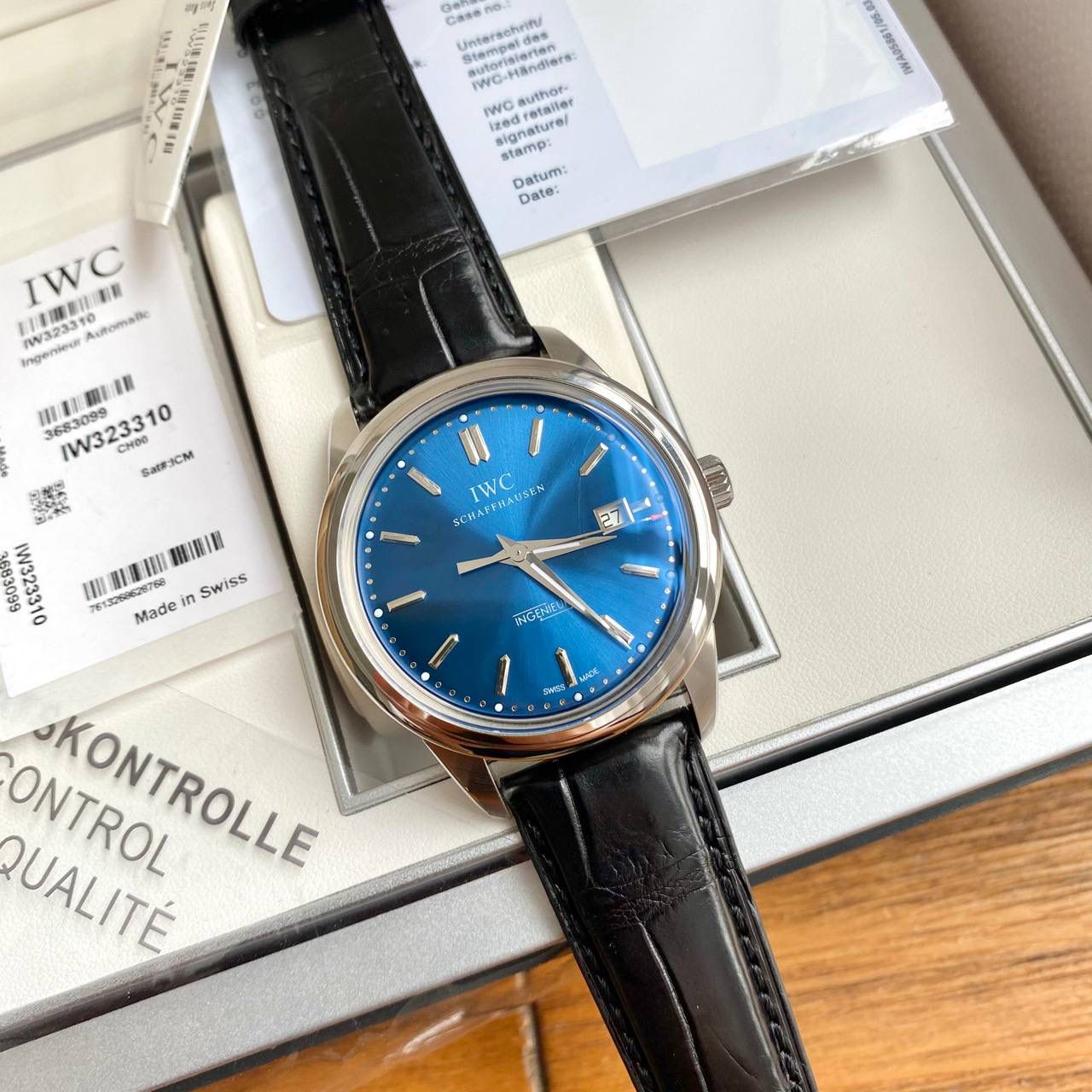 型号IW323310 IWC万国表复刻版系列工程师自动腕表，继续彰显运动精神。工程师「劳伦斯体育公益基金会版」自动腕表采用精钢表壳及醒目的蓝色表盘42.5mm表径！表盘沿用标志性的蓝色调，犹如一座希望的灯塔，指引美好的未来。 配备比勒顿上链系统，日期显示，表底镌刻7个年轻人在一起踢足球的「Time for Unity」绘画作品。精钢款式 搭配黑色鳄鱼皮表带。表蒙采用的是成本超高，工艺极其复杂的蓝宝石窝盖玻璃！搭载原装瑞士进口ETA-2824机芯！专柜限量1000只！