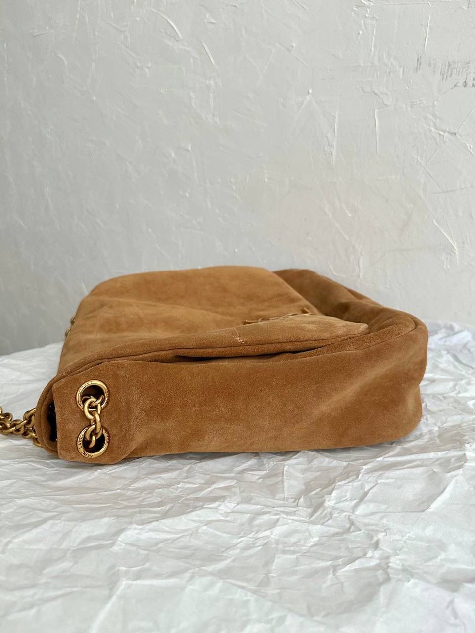 销量王🔥 ys1 jamie羊皮链条大包 麂皮棕 第2批到❗️这个羊皮，zp是微微珠光感的 市场上现在出的都是哑光的羊皮 背出去可以说是一眼jia🥲 小包用不对版或者差一点的皮还说能浑水摸鱼 但是大包真的不行😂 要不是为了等这个正确版原厂皮 我们早就出货了！还有五金也是全部等对版的 包括小小的一个鸡眼，一点都不能马虎 需要高品质的bb跟我走，不会错！ 43×29×9cm742431m