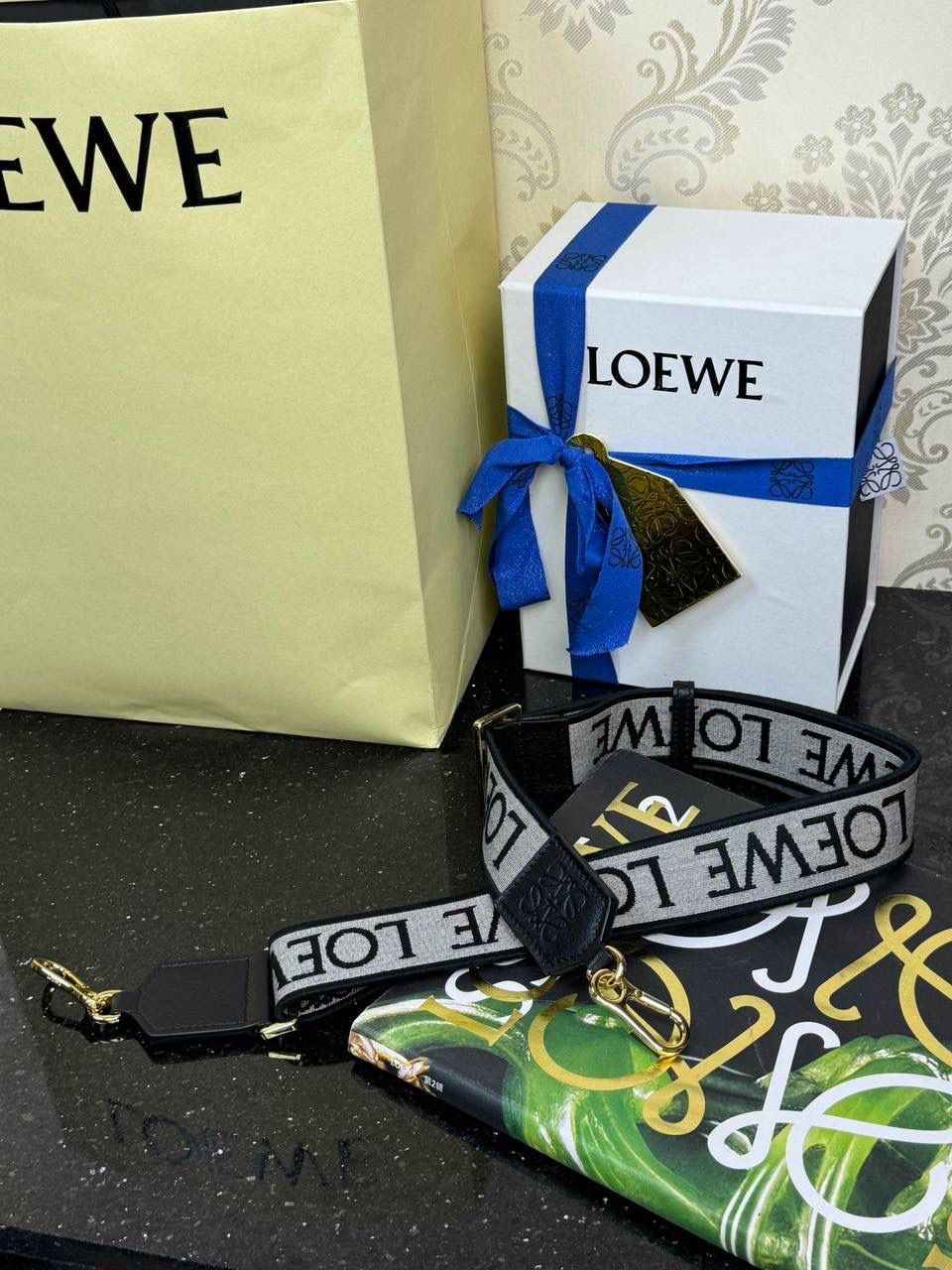 【黑/金尊享版】 —全新升级肩带出货啦❤️ 👉🏻独家进口机器，全新升级刺绣，无限接近砖贵𝙕𝙋👍 👉🏻满配Anagram图案，一条肩带，用途多多😀 长度：𝟗𝟗-𝟒𝐜𝐦 编码：182323 颜色：黑/金