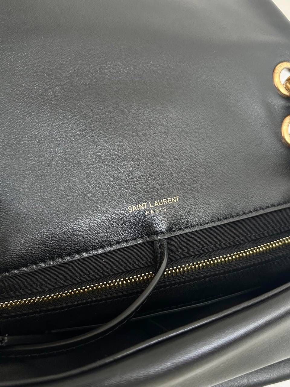 ys1 jamie羊皮链条包小号黑色🖤 比起大号，小号是更日常的小可爱 他们家的包基本都是用的小羊皮 小羊皮和皮肤接触的质感真的不是其他皮可以比的 非常柔软，非常舒服 我觉得翻盖包比拉链包要好用 一翻一盖一取一放，行云流水 小号的尺寸完全是按照黄金比例来的 不挑身高身形，真正的优雅且大方～ 我们家没有zp真的不可能会开发 品质你们看对比图就好 代购级可不是说说而已哟！ 25×16×7cm763475m