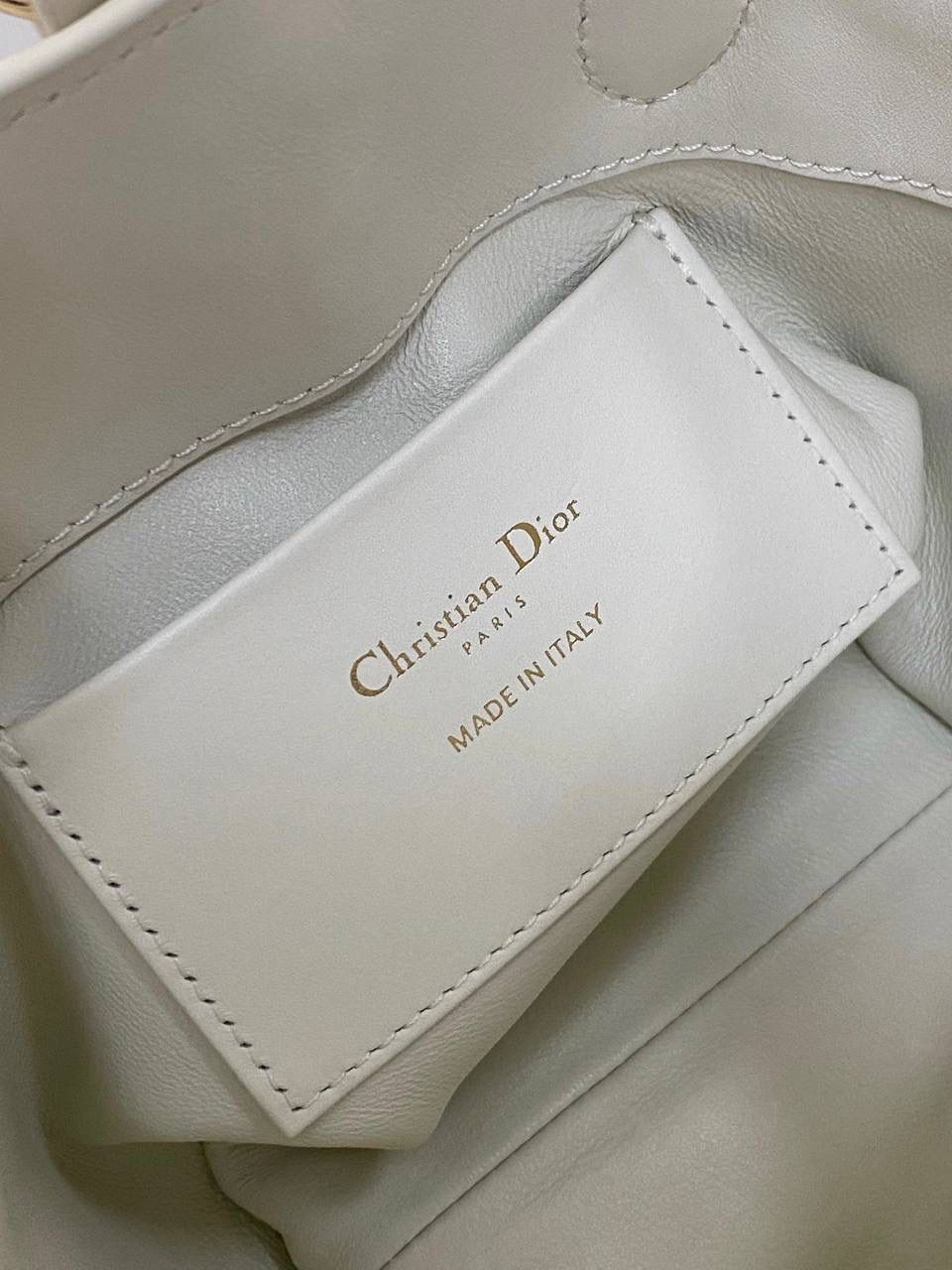 🈶白色，迷你 𝗗𝗜𝗢𝗥 𝗧𝗼𝘂𝗷𝗼𝘂𝗿𝘀新版竖款 火爆全网toujours缩小版来啦！ 看到真的心动得不行～ 实物就是常规迷你水桶大小， 真的可爱死 别说，包虽小但容量还挺大的 日常用品都能轻松装上 肩带长度也刚刚好，不挑身高 反正就是太乖啦！夏日必备 😍 13×15×12cm #M1272m