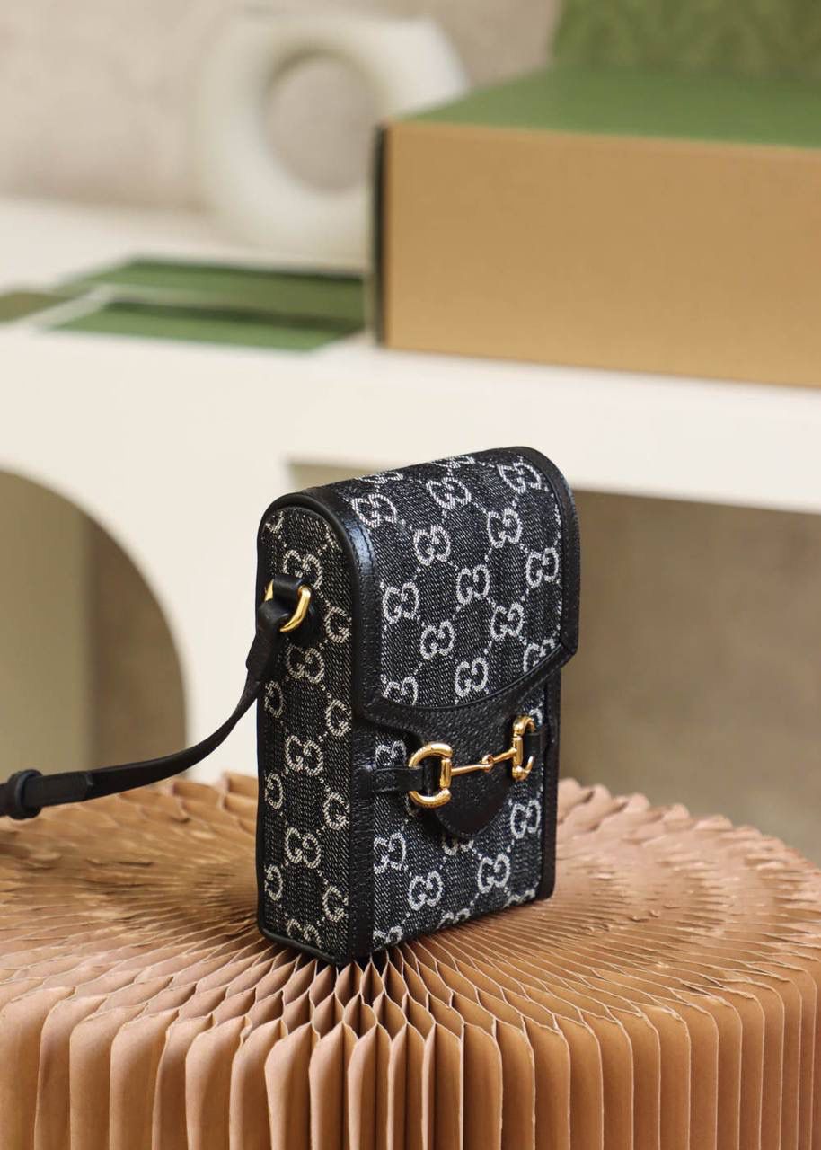 𝟏𝟗𝟓𝟓 𝐃𝐞𝐧𝐢𝐦黑丹宁【全铜版#625615#】 ▪️尺寸：11.5*17*4cm▪️ 马衔扣𝟭𝟵𝟱𝟱手机包之新色酷酷黑丹宁，第一眼看到就被这只酷炫的黑单宁所吸引了，酷炫的黑色百搭，搭配牛仔元素， 实在是又酷又百搭，一眼心动的高颜值，黑色丹宁真的是眼前一亮，背上是酷酷的感觉，酷女孩必备神器，超级百搭帅气！🔥🤟🏻