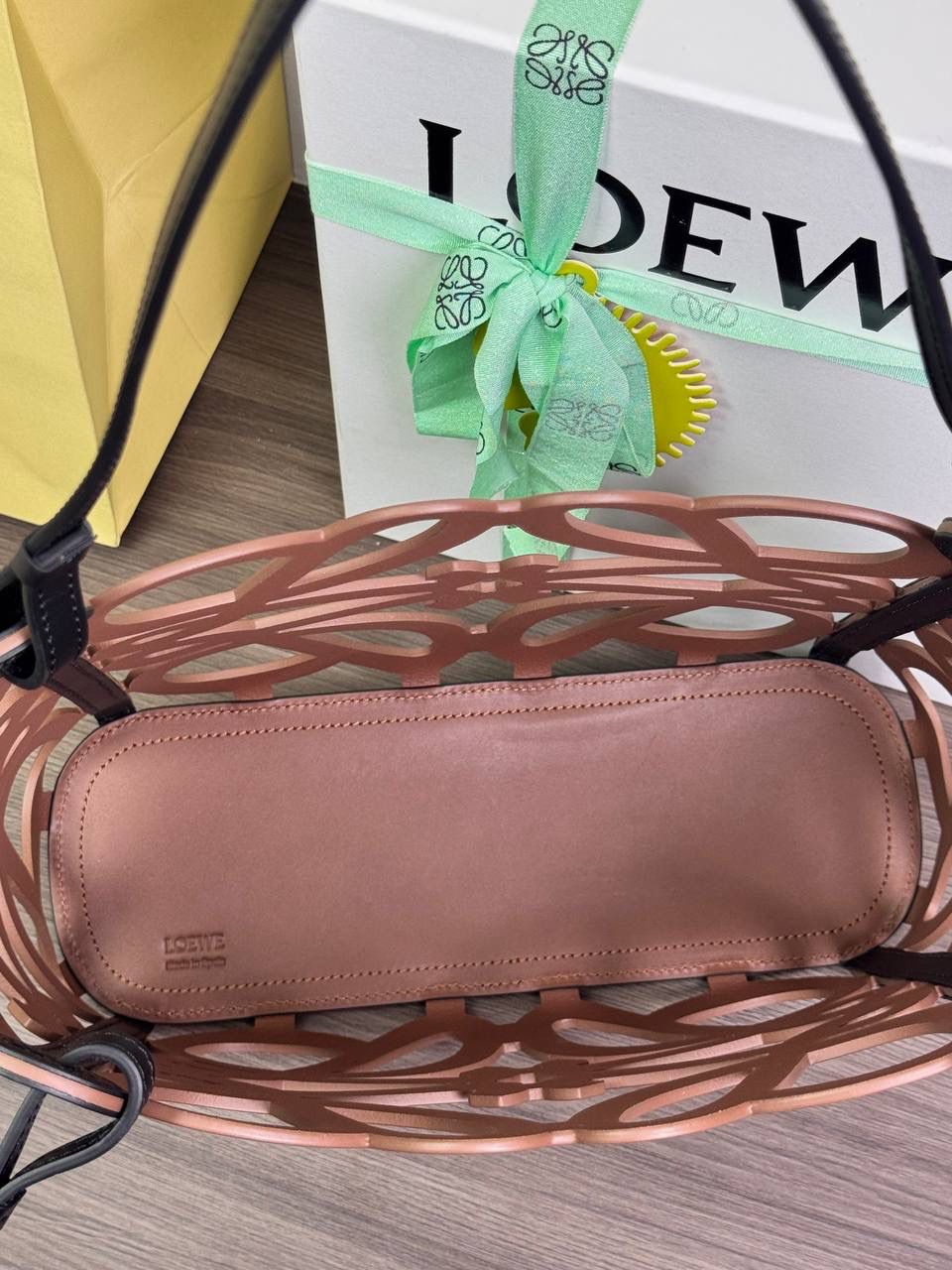 📍小号𝘼𝙣𝙖𝙜𝙧𝙖𝙢 𝙏𝙤𝙩𝙚镂空包 —【棕色到货😍】 编码：652210 尺寸：𝟑𝟐-𝟏𝟐-𝟐𝟓.𝟓𝐜𝐦 ❤️以品牌经典Anagram图案镂空牛皮革制成•搭配牛皮革提手肩带和人字形棉帆布束带内袋。 ❤️可肩背或手提。包包自重轻•容量大•优雅与洒脱•自由切换。