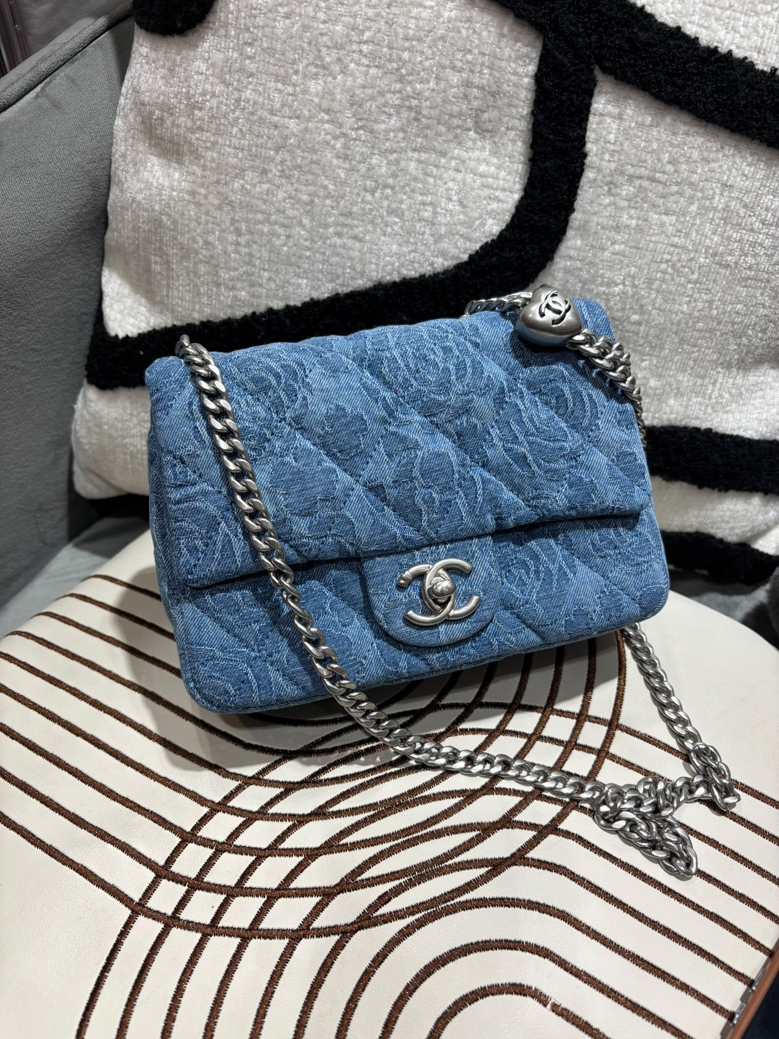 Chanel Mini flap bag with Heart Chain Shoulder Bag AS3829 denim 23P 100%Authentic, 99%New ✅晶片✅Dust bag✅Box