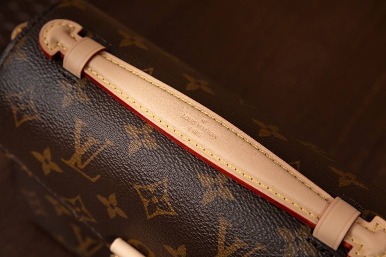 LV小邮差🎀 尺寸 21.5 × 13.5 × 6cm，小小一只很精致～Mini 小邮差设计，经典中带点新鲜感。链条是可以拆的，很灵活： 👉 装链条就变腋下包，复古感满满 👉 老花肩带可以调节，肩背、斜挎都 OK 👉 肩带随你换，怎么搭都好看 👜 包包本身很轻，背久也不会累～里面还有隔层设计，东西好放又整齐，用起来真的很舒服 👍 这一款真的是新款里的黑马，大爆款预定，强烈推荐啦 💕 选LV这只包，日常出门直接帮你加分，怎么背都很有型 😍