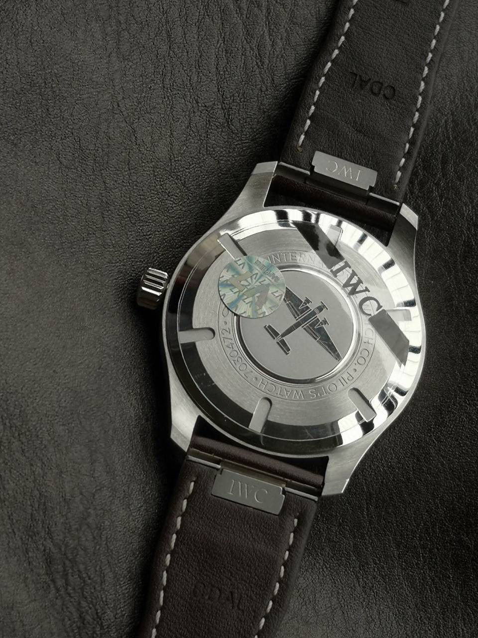 V7厂 七星推荐之马克20 IWC入门飞行员腕表系列，暌违6年压轴登场！Mark XX 陪你翱翔 继2016年推出的前作第十八代 Mark XVII 之后，跳过XIX十九，直奔 Mark XX。新表设计微调，表壳修饰较前代更使用、佩戴舒适。提供蓝色和黑色两种经典选择以外，还有呼应近年表坛最火热配色——绿色。