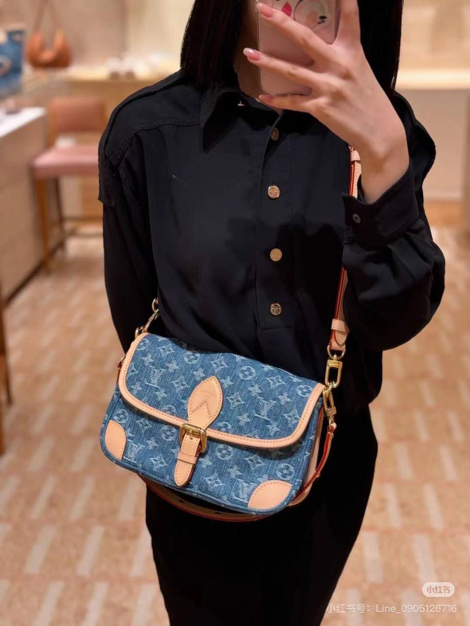 路易威登家超火的Diane法棍包👜✨ 最近换新皮肤了，牛仔丹宁的配色，太美太喜欢了～ 丹宁牛仔的材质超级轻便超级好凹造型，浅色牛仔搭配进口变色皮看起来特别舒服 上身高级感拉满！太好看了～果然能打败1V的，只有1V自己 Diane有多火就不用多说了，没想到今年居然乘胜追击，这款在还在预售的时候，已经被很多女生盯上了！丹宁帆布提花材质还是很绝的😍💕 尺寸：24 x 15 x 9cm