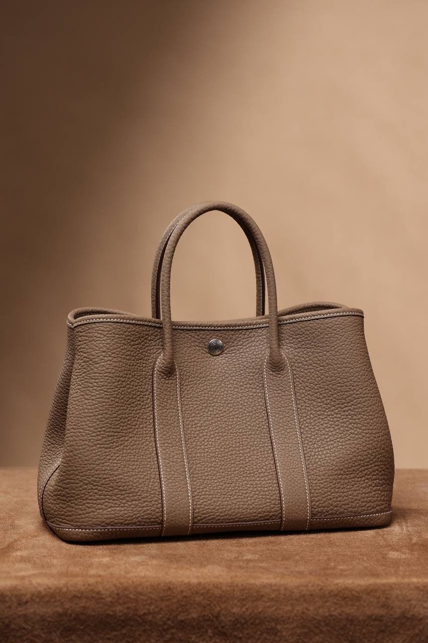 Hermes 爱马仕 Garden Party 30 大象灰花园包👜✨ 尺寸：30*20*13cm 花园包独家渠道货，独家欧洲原厂皮原厂五金组装ZP尾单货，独一无二的天花板渠道货 面料是采用法国原厂的Togo皮，纹路清晰，颗粒感饱满，手感细腻，扑鼻而来的香味，爱不释手 版型真的是决绝子 喜欢大包的就入手吧 😍🤟🏻