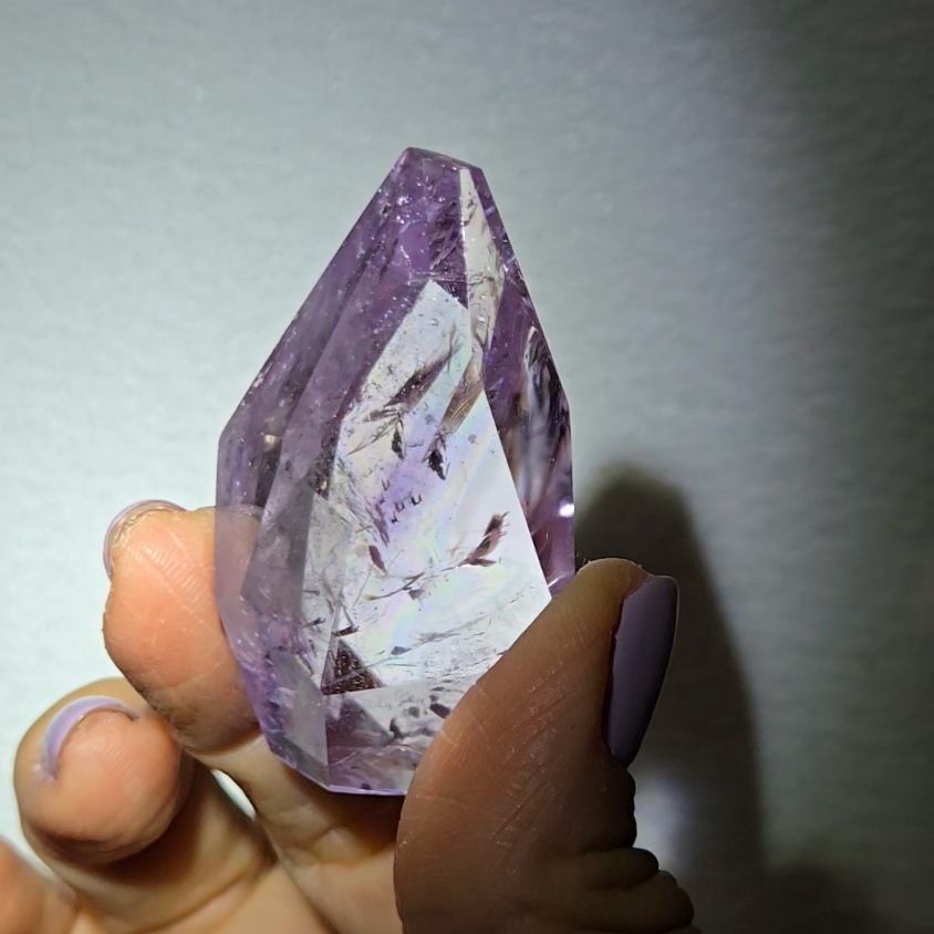 Amethyst pocket stone with rainbows and phantoms - AM68