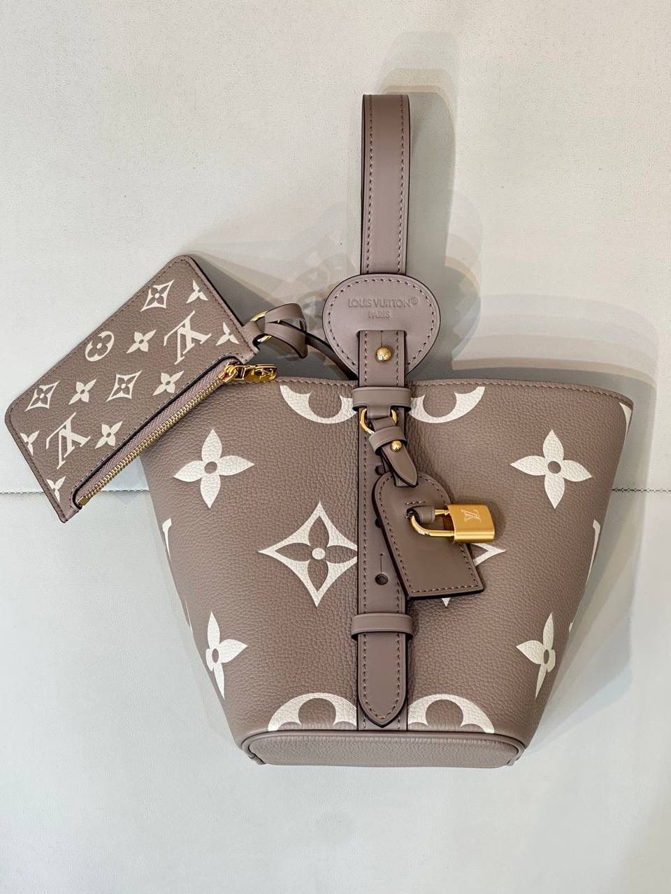 LV ALL IN BB大象灰👜✨ 来看包型的变化 自身的功能真的非常吸引人！ 首先包包自身本来就有4种的形态随你变换！！ 蝴蝶结你想放在哪儿都能给你设计明白，allin就是容量足够大，出门旅行你想拿什么都能给你装好！！ 简单的水桶包型，把包身两侧的挂钩连起来，还可以 get一只“菜篮子” 前后再捏起来，它还可以变成一只可爱的小福袋， 真的好神奇！😍😍