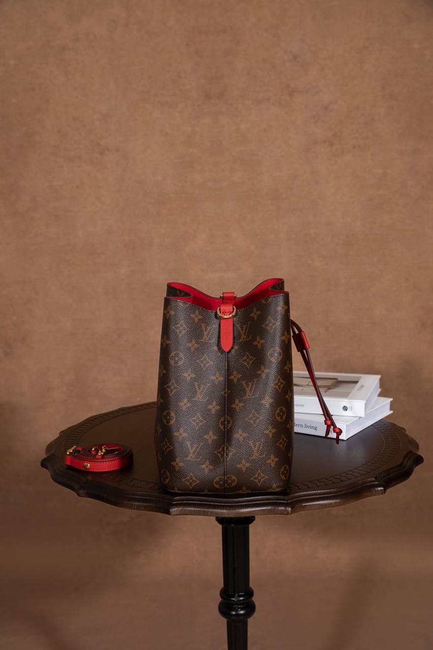 LV水桶包🎀 尺寸 26×26×17.5cm▪️ 这是很多人入门都会选的经典款，超受欢迎！原本在 1932 年是用来装香槟的酒袋，现在变成超时尚的水桶包，经典到不行，被叫“经典之王”一点都不过分😍💯