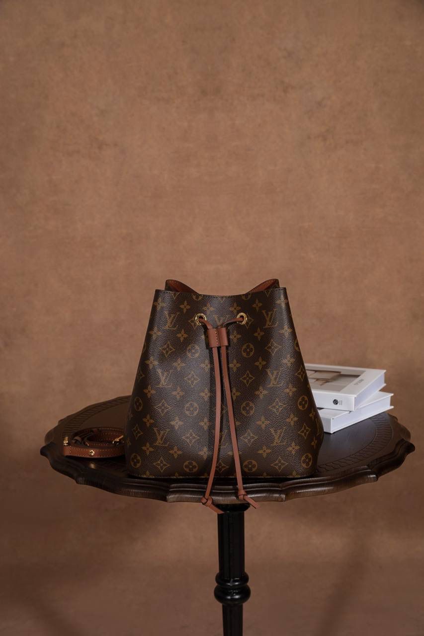 LV NÉONOÉ 水桶包 👜✨ 这款真的是经典中的经典，很多人第一只 LV 都选它！！ Size：26 × 26 × 17.5 cm，容量很可以，日常东西统统装得下～ 水桶包原型来自 1932 年的香槟袋， 经典又耐看，不分年纪，背起来都很有感觉。 又能装、又好搭，休闲穿、正式穿都 OK， 属于那种越背越喜欢、怎么都不会过时的款 💖