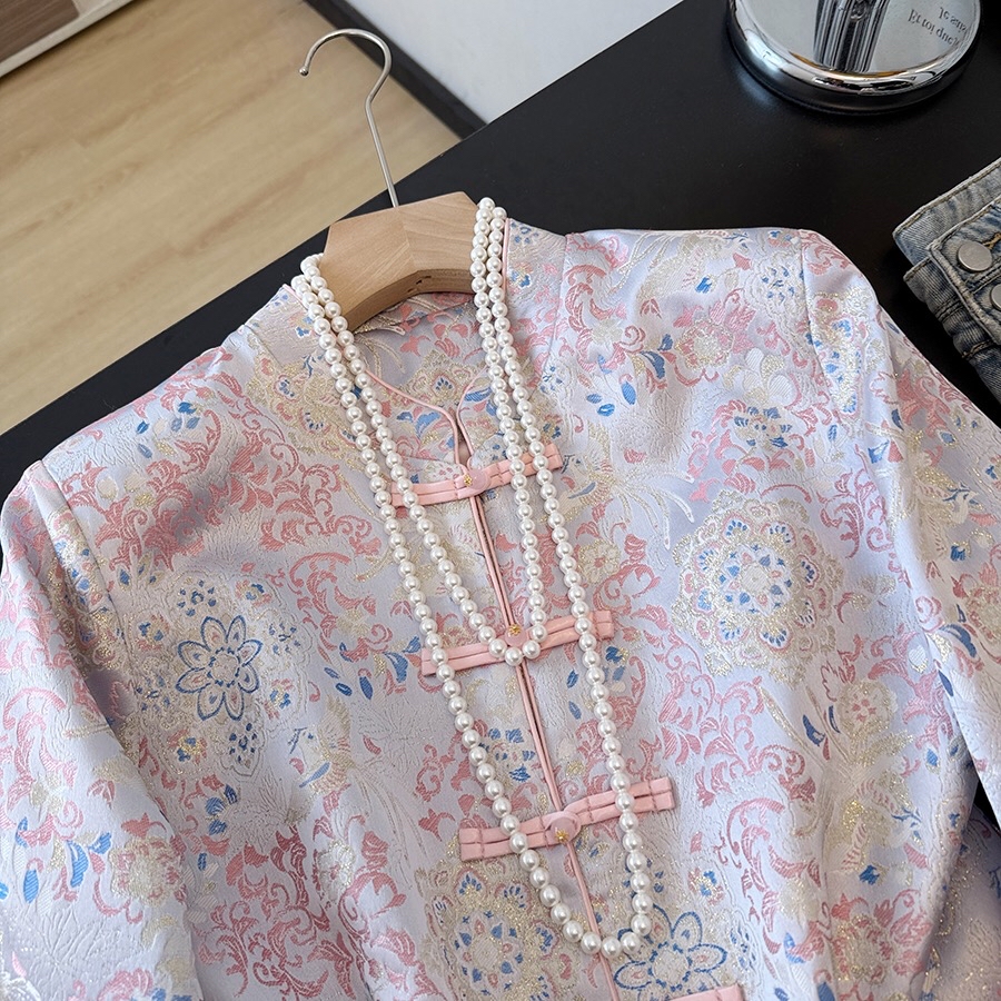 B117(9924) 新中式高级感粉蓝高端缎面提花前排盘扣粉外套上衣