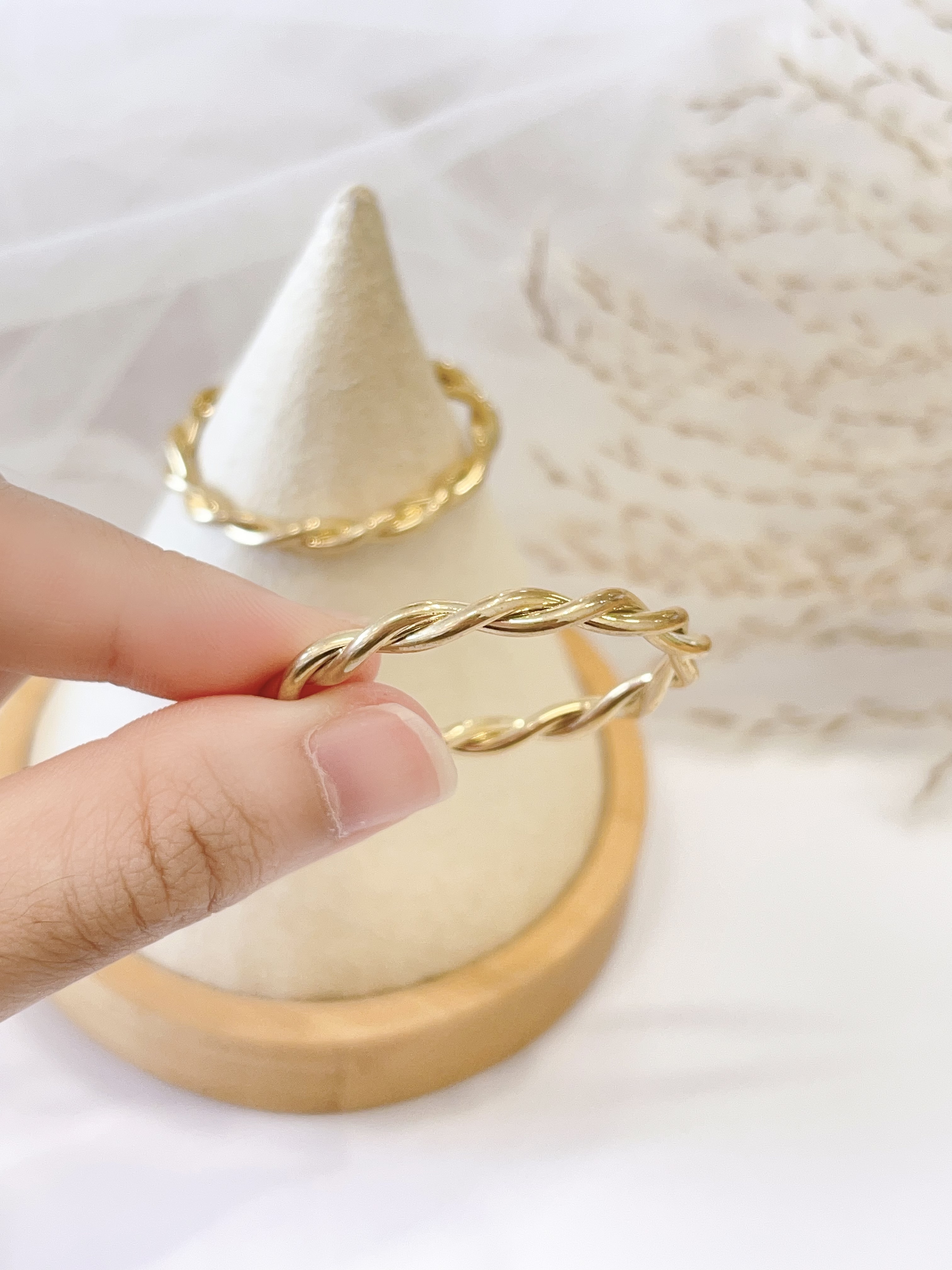 极简金色麻花圆圈耳环