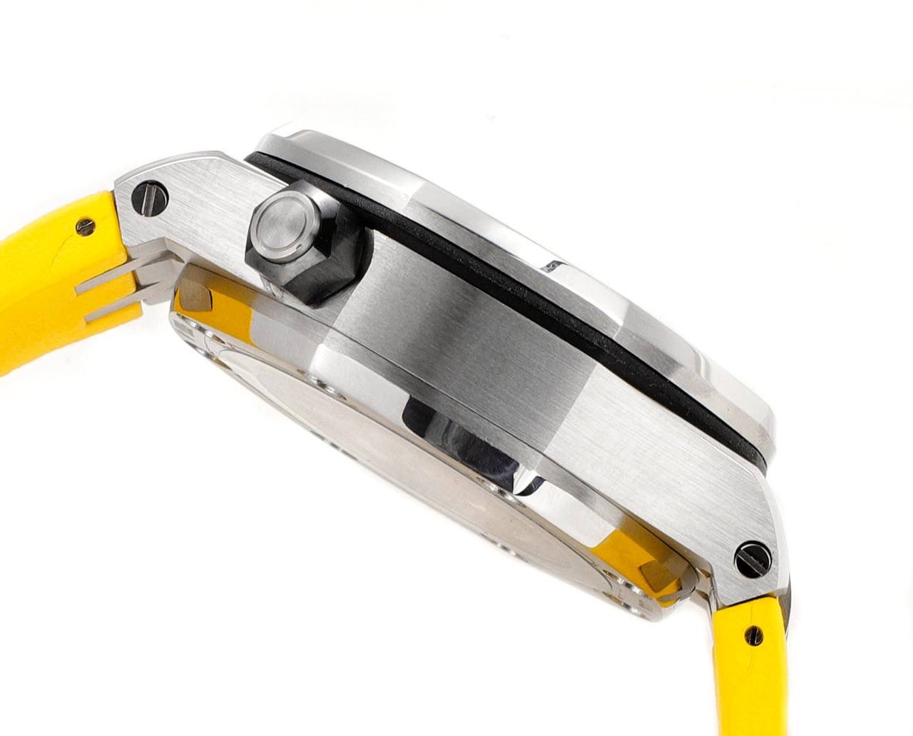 🚀AP爱彼皇家橡树系列水果腕表💯 型号：26703 跑秒计时自动机械男表 搭载原版cal.3124机芯 直径：42mm 超强夜光 1.表壳材质选用的316L精钢，经过CNC一次成型锻造了42mm的表径，表壳在经过拉丝工艺多次打磨抛光后做到了无懈可击，包括螺钉也一致还原 2.表盘字面格纹错落有致，立体感很强。刻度线粗细程度以及长短均与正品保持一致。条钉时标内部填充超强夜光材料。两组小圆盘对称分布，就像两只小眼睛。盘面内有一圈一圈的放大环，细节处理很到位。 3.橡胶表带表面的磨砂质感很强.采用无味不沾灰尘的进口橡胶，只为提高佩戴的舒适感 4.前后玻璃都采用蓝宝石水晶镜面玻璃，镜面通透性也很强。这款腕表采用3124机芯，做到了外观和正品的极其相似，走时精准稳定！！！