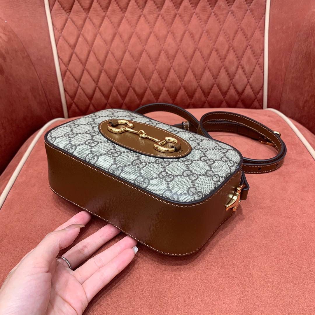 吐司🍞大爆款🔥 再来一组细节图；以表达我对他的强烈爱意，哈哈哈哈哈哈！Gucc1 horsebit 吐司包🍞(顶级原皮) 啊啊啊啊啊！！超级无敌大爆款！这应该就是我心目中的白月光， 实物是那种看到不需要犹豫马上就会买的， 相机包很多款，目前为止这个是我心目中的top 马衔扣元素和这个面料一直是我最爱的搭配设计 只是没有想到做成相机包可以这么可爱有趣 简简单单的造型却如此耐看且有那么一点高级感 跟其他相机包完全不一样！！反正这个我一拿到我就很爱很爱很爱！这个你们都可以入，必定会成为经典款！ 型号760196；尺寸20/13/6cm