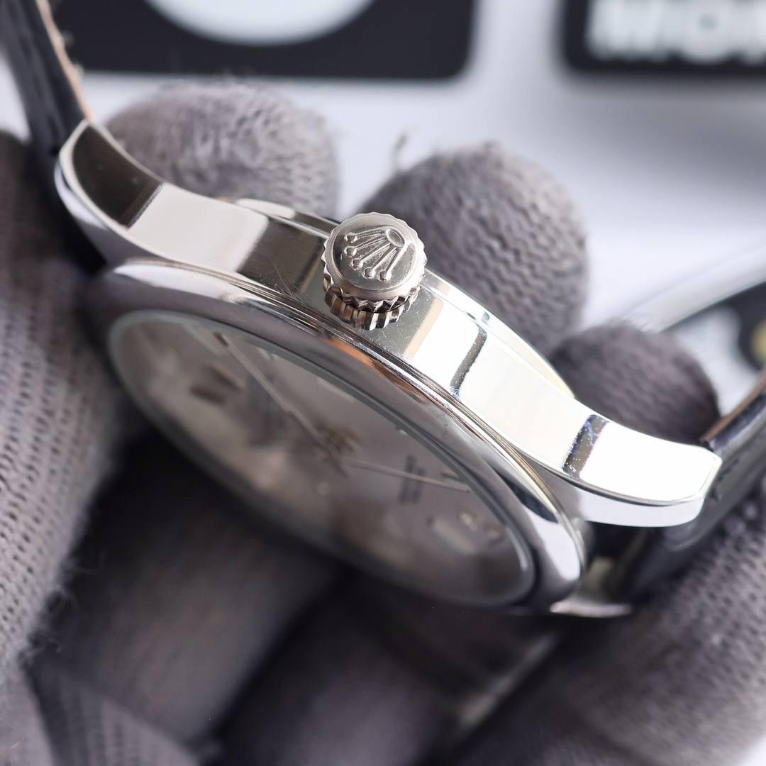 最新爆款主推 劳力士【ROLEX】男士腕表 采用独特的表盘设计 搭配夜光钉而来的是更高档奢华的劳力士， 初识劳力士必憧憬有朝一日能拥有它，戴上劳力士必顺风顺水必发达，你值得拥有，欢迎评鉴！！ 机芯：搭配全新进口机芯8215（零返修） 尺寸：40x10mm🥇 镜面：蓝宝石玻璃永不刮花 材质：316L精钢表壳 动力：储存48小时 防水深度：100米🥈 🥉 意大利小牛皮带！！