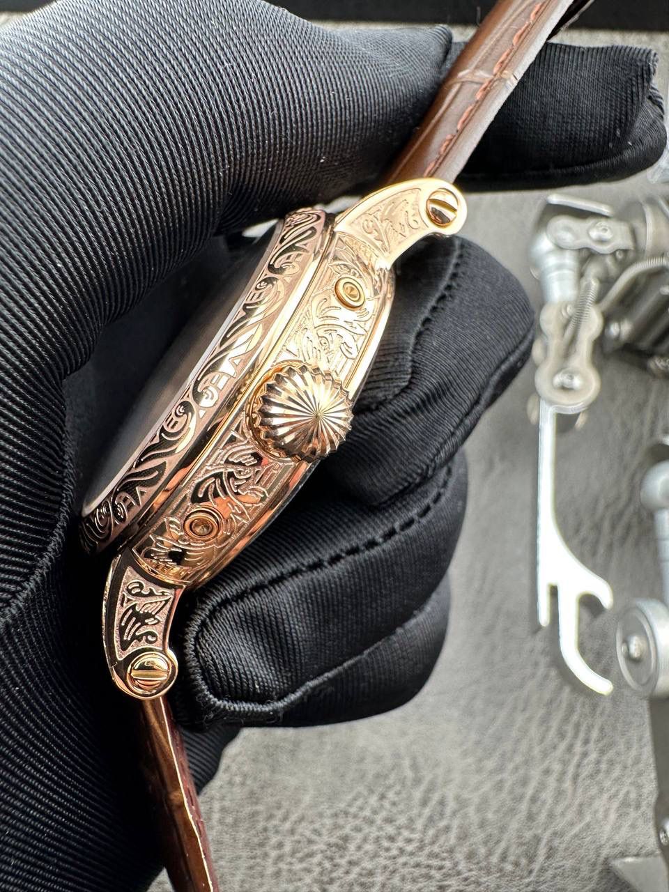 【铁划银钩 苍劲有力】高颜值新品墙裂推荐 精湛的工艺！ 年度最佳典藏之作——百达.翡丽古典超级复杂多功能 万年历功能腕表 团队历时两年多精心设计，不计成本，敢为人先，力求完美，克服重重难关，突破多层技术瓶颈，机芯型号为CH 29-535 升级版，质量稳定！ 【表带】经典意大利小牛皮表带，纹路清晰，质感好。搭配圈市面最顶级的百达翡丽灯笼表扣，通用原装无压力。 优雅的Calatrava雕花表壳极具个性，42毫米的表径适配大众男性手寸，非常商务可亦休闲。