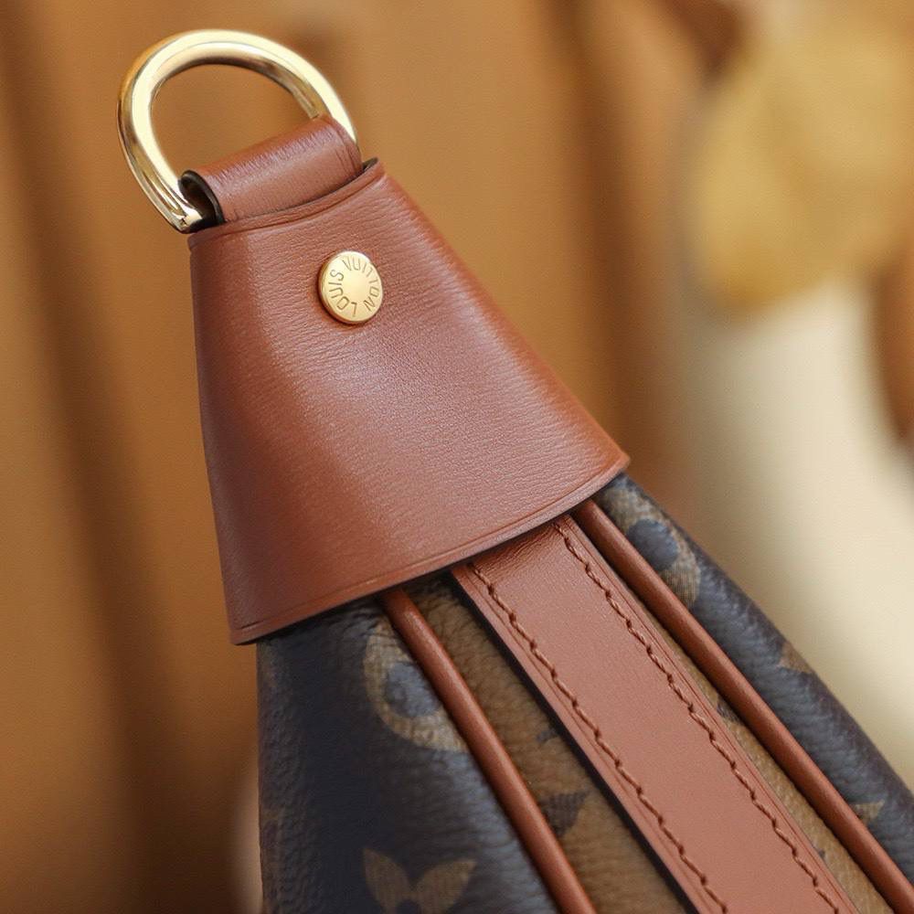 𝐋𝐎𝐎𝐏 𝐇𝐎𝐁𝐎走秀款 👜✨ ▪️尺寸：38*26*10cm▪️ 走秀款大碗豆包𝐋𝐨𝐨𝐩 𝐇𝐨𝐛𝐨实在太有时髦感了，以半月形弧度为轮廓，从秀场第一眼就爱上了，包型慵懒又时髦，可甜可盐， 老花拼色，经典又有亮点，两条肩带设计， 金属链条可当复古的腋下包使用， 皮肩带可斜挎可单肩，多种背法凹造型， 容纳量杠杠的，子母袋设计，用来当妈咪袋也是又时髦又实用，所谓的颜值担当并具备实用性的冠军，非它莫属！