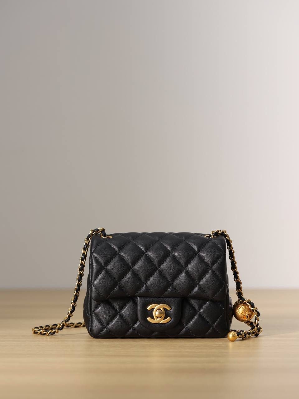 Chanel金球方胖子👜💞 经典金球系列 欧洲独家渠道货 经典的盖口包采用欧洲原产进口的羊皮和进口原厂纯钢顶级五金材质，内里也是采用原厂进口的羊皮，所有托料都是原装进口的，手感和专柜的一模一样✅ 手感细腻，洋溢着ZP质感，嫩的如刚出生的婴儿皮肤，非常的香，性价比也是非常高 简单又大气，每个女生都想拥有的一款心仪的包包，喜欢小香家的包入门级必买的bag❤️‍🩹 尺寸:19cm x 13cm x 6cm