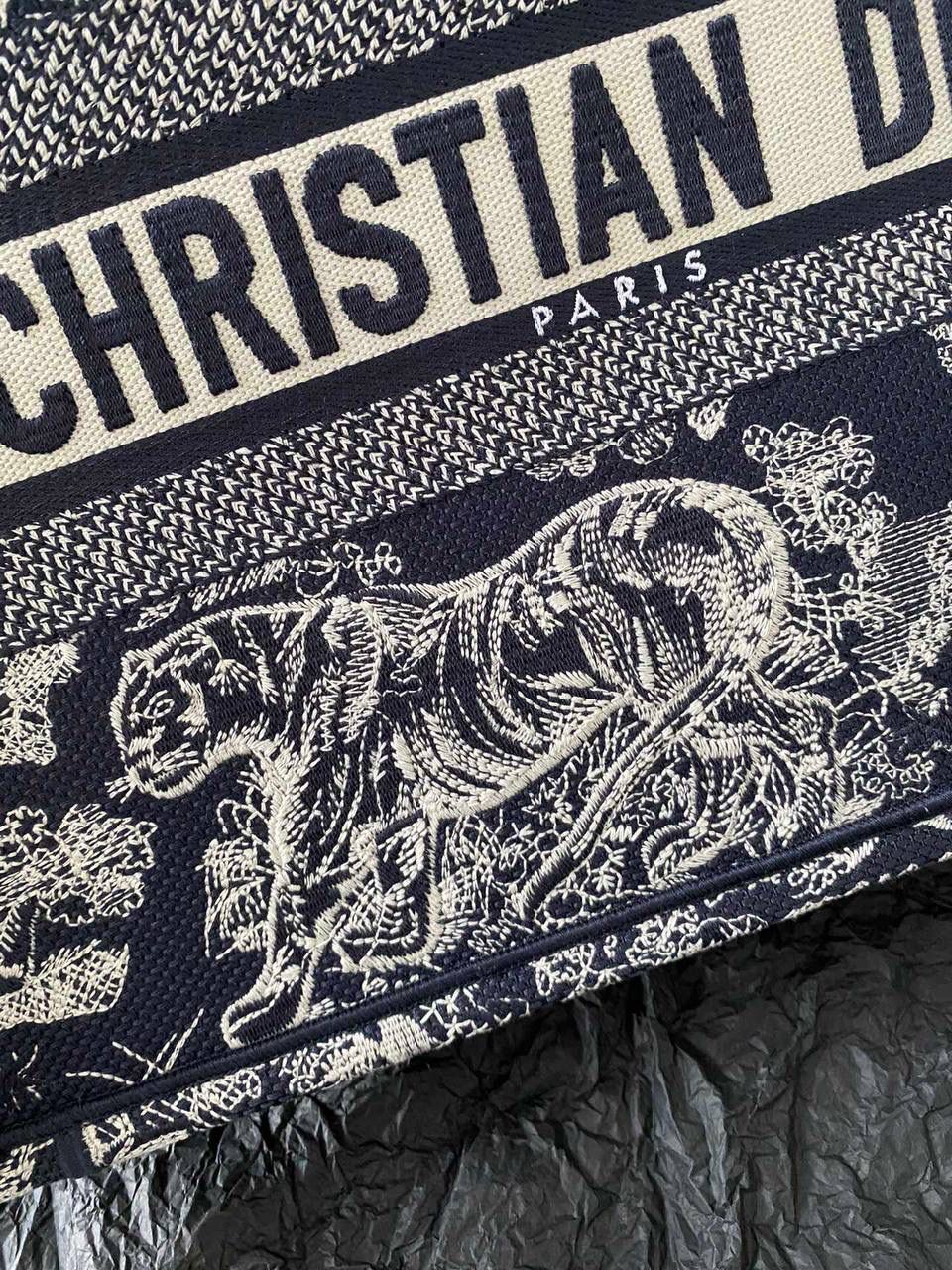 🈶黑白老虎，中号 𝗖𝗗 𝗕𝗼𝗼𝗸 𝘁𝗼𝘁𝗲丛林系列购物袋 全手工立体刺绣 凹凸有致 浓厚的复古艺术气息简直是行走的艺术品 超大容量更是吹爆它 🔥🤩 特别适合想把整个家带出门的姑娘 妈咪袋 公文包 旅行出游好帮手 时髦精凹造型必须拥有 36×27×16cm