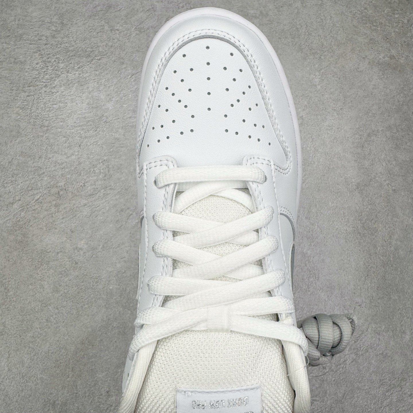 Supreme x Nike SB Dunk Low 94 Metallic Silver HQ8487-100