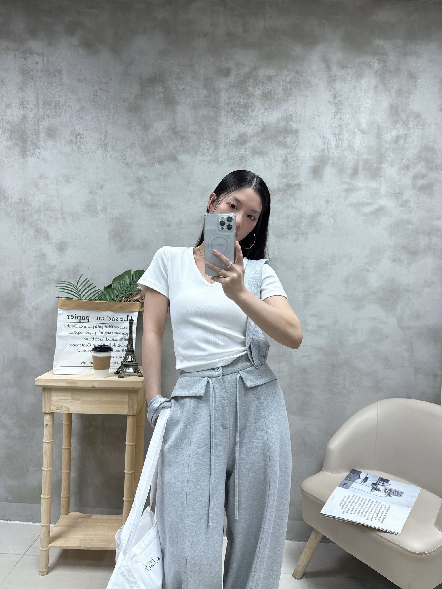 C13 V領暗紋骨感Tee