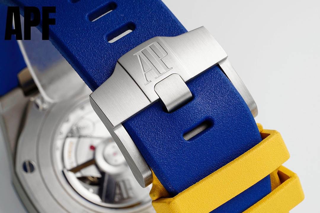 全新升级“夏日爆款”爱彼皇家橡树离岸型26470系列42Mm腕表 秒杀市面上所有版本“封顶之作 杜绝一眼假”在原有的基础上 潜心研发 突破壁垒 “打破原装封锁技术，同步原装独家计时码表款可松动头粒”使上手最大程度贴合手腕，大大提高了佩戴的舒适 同时也杜绝一眼假的尴尬处境。APF厂真正做到从每一个喜欢手⌚️的表友角度考虑 1. 表壳与圈口的选料，使用进口的氧化锆，无需任何颜料，以超高的压力与超高的温度锻造，形成超高密度的彩色陶瓷 2.采用最新CNC级别的打磨技术，将整个表壳的个个角度完美处理，3.每颗六角螺丝都与表框处于同一平面上，不接受一丝一毫的凸显与凹陷，真正诠释了何为顶级复刻艺术 4.表盘以爱彼经典的大格纹为背景，层次分明的方格排列，经过完美打磨，将匠人的工艺体现的淋漓尽致 5.镜面采用双面蓝宝石镜片，天然橡胶皮带，6.机芯采用原装3126的计时机芯，十二位的小秒，6点钟位和九点位的12小时计时与30分钟计时，完美的还原了原版的所有功能，每块手表APF厂都经过人工QC确保机芯的稳定性，真正做到无可挑剔欢迎各位 表友鉴赏🔥‼️