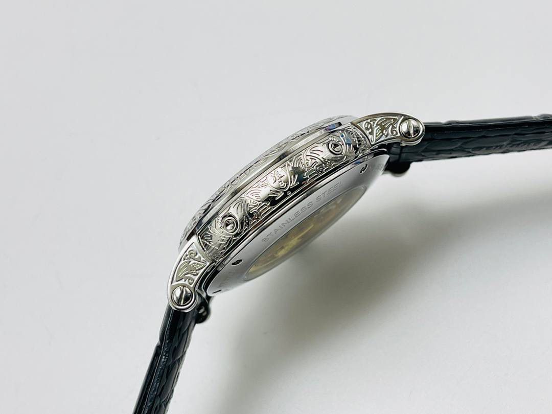 经典再续 百达翡丽古典表系列——5296-001．铂金V4升级版🤩😍细节方面： 1⃣️全新904L打造整体壳套，完善表壳细节，提升打磨质量，独家还原出正品的完美比例和特有质感。日历窗口改大小与正品一致，而非普通正常窗口！ 2⃣️刻度，指针采用最新的贵金属电镀技术加持，效果更佳出彩！ 3⃣️“锅盖型”微凸蓝宝表镜，版型与正品一致，效果通透，辨时清晰。 4⃣️【引领一体机时代】采用定制版Cal.9015改324机芯，超薄稳定性强！ 5⃣️【表带】经典意大利小牛皮表带，纹路清晰，质感上乘。针式表扣打磨齐整光亮，通用原装无压力。