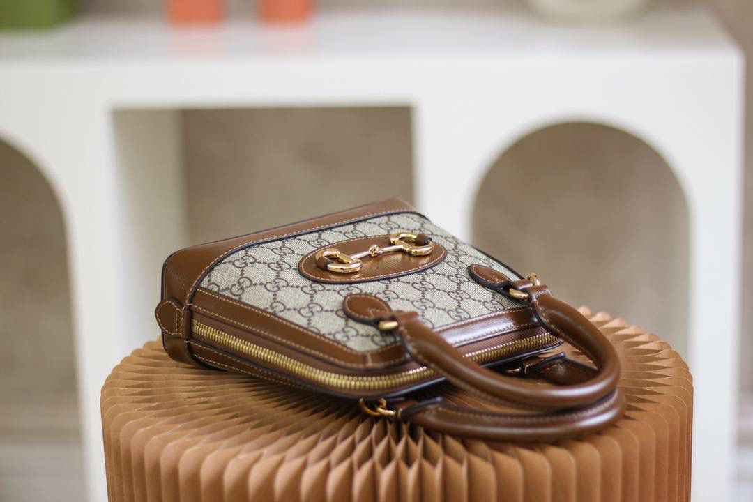 𝟭 𝟵 𝟱 𝟱马衔扣系列新成员【𝐌𝐢𝐧𝐢小贝壳】正品皮 ✰款号：640716 尺寸：20*19.5*7.5cm ✰🔥🔥 作为1955马衔扣系列的新成员，不变的标志性✅马衔扣，这 系列注入60年代复古元素，搭配新世纪的时尚精髓，wow_不得不夸一下，这款迷你小贝壳第一眼就把我俘虏了，不仅外观设计上给予满分，容纳量更是无可挑剔，原厂皮材质搭配我们的独家开发技术五金，简直诠释出一个正品的视觉感！🤩