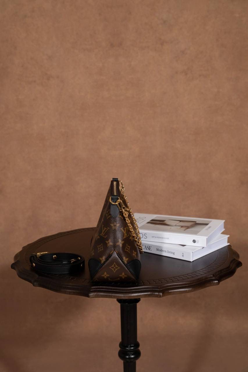 LV BOULONGNE 🥐 爆款之王 🥹 这款真的超火，一看就知道为什么会爆🔥 包型是牛角包，小巧可爱但超级能装，日常出门完全够用。 复古＋时尚的设计，颜值真的很高，怎么背都好看👍👍 肩带可拆又可调，想斜挎、单肩都 OK～ 加上链条马上变腋下包，气质直接拉满✨ Size：29 × 16 × 9.5 cm 好看又实用，真的是必入款 💖