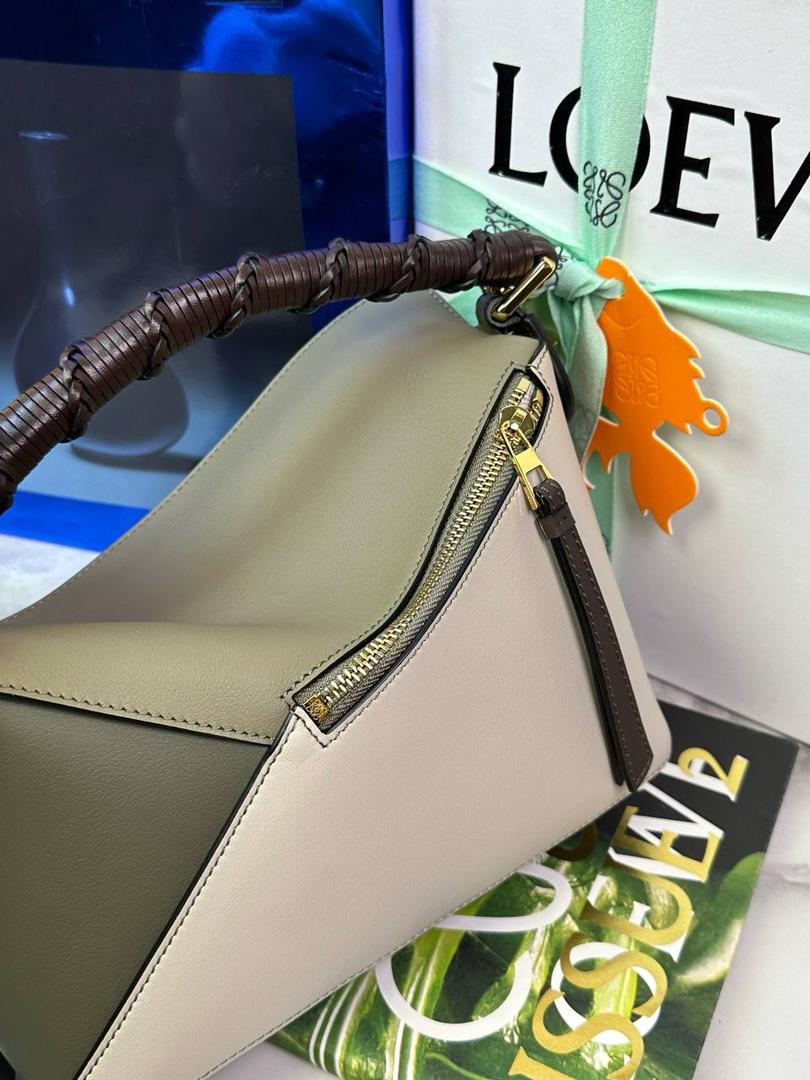 🎈最新编织手腕𝙋𝙪𝙯𝙯𝙡𝙚 ——【月桂绿拼】 尺寸：𝟐𝟒-𝟏𝟎.𝟓-𝟏𝟔.𝟓𝐜𝐦 编码：062405 ♥️以罗家经典几何设计，搭配独特的编织手腕，人字纹里布。 ♥️容量大，经典百搭，可拆卸肩带，有单肩，斜挎，手提等多样化背法。随性时髦洒脱，实用性强。 ♥️独家背景➕独家品质➕独家全套砖柜礼盒套装，市场高端品质皆在我手✌🏻