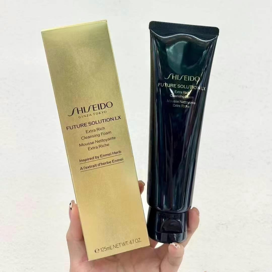 資生堂琉璃時光洗面奶 日本本土版125ml Duty free 125ml 高端潔面，在CPB的基礎上添加了抗衰老成分！資生堂頂級抗衰貴婦系列，這是一支抗衰洗面奶，泡沫豐盈，清潔力足夠同時高保濕，大乾皮都可以hold住，洗後不緊繃