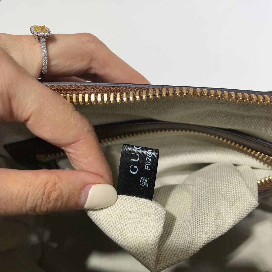 #正品皮➕定制𝗽𝘃𝗰料 纯铜五金胚 镀真金 真材实料 好货需要 你品 细品 用心感受😆 型号：621220 尺寸：24*25*9cm