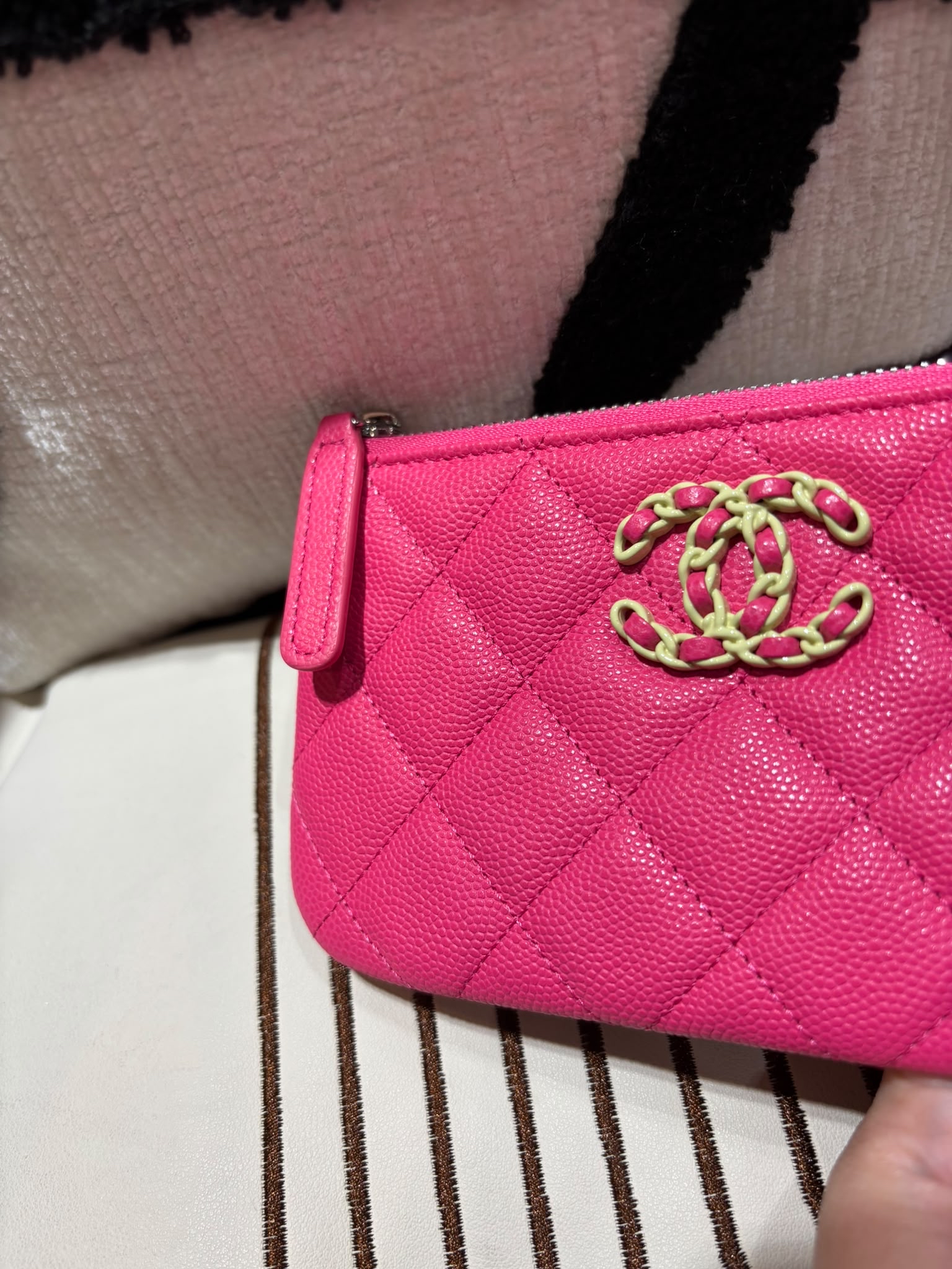 未使用品 Chanel 19 Mini Zip pouch 荔枝牛皮 100%Authentic,未使用unused ✅晶片貼✅塵袋