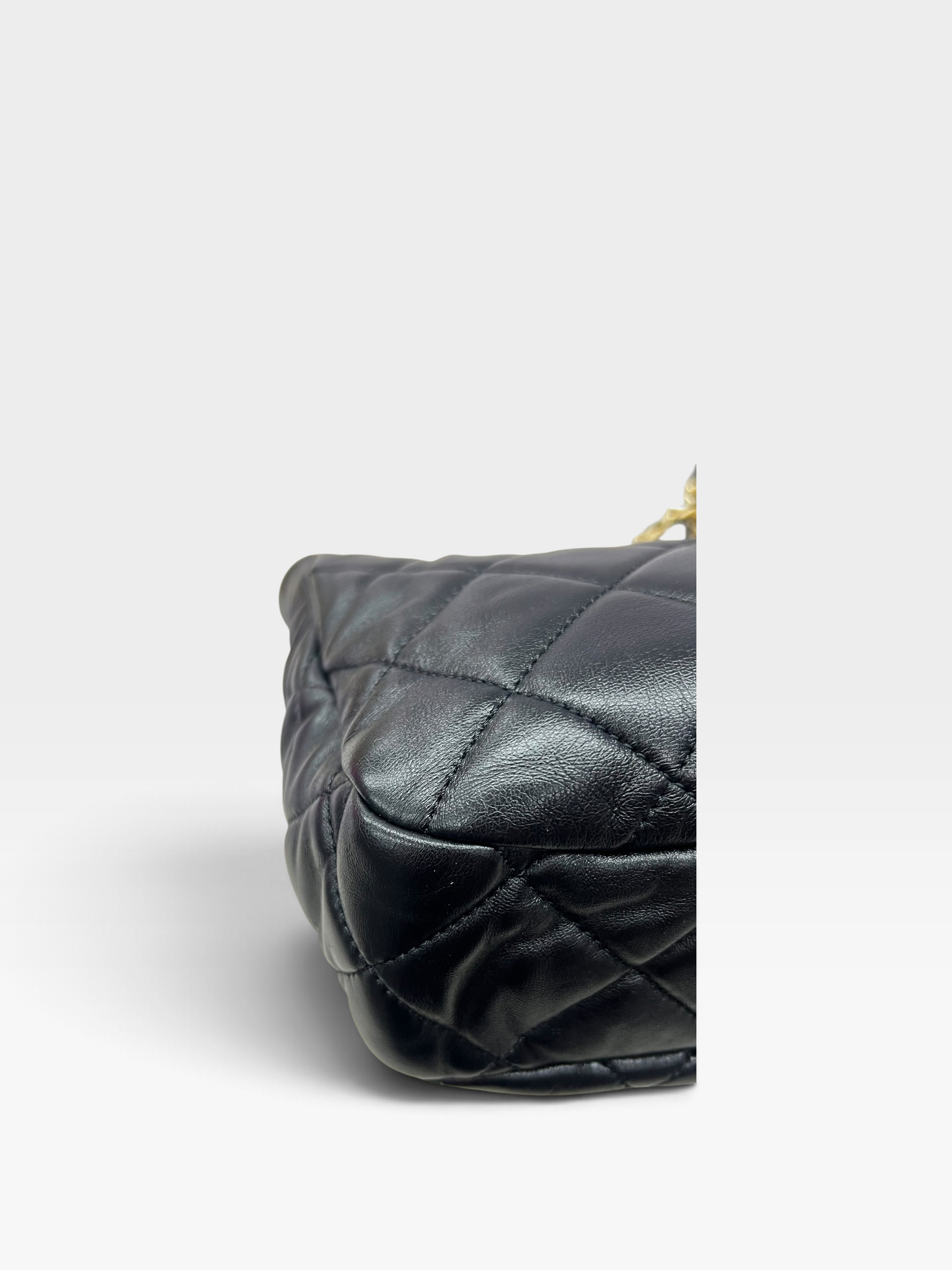 Pre-Owned CHANEL Hobo Handbag / Product Code: 092509