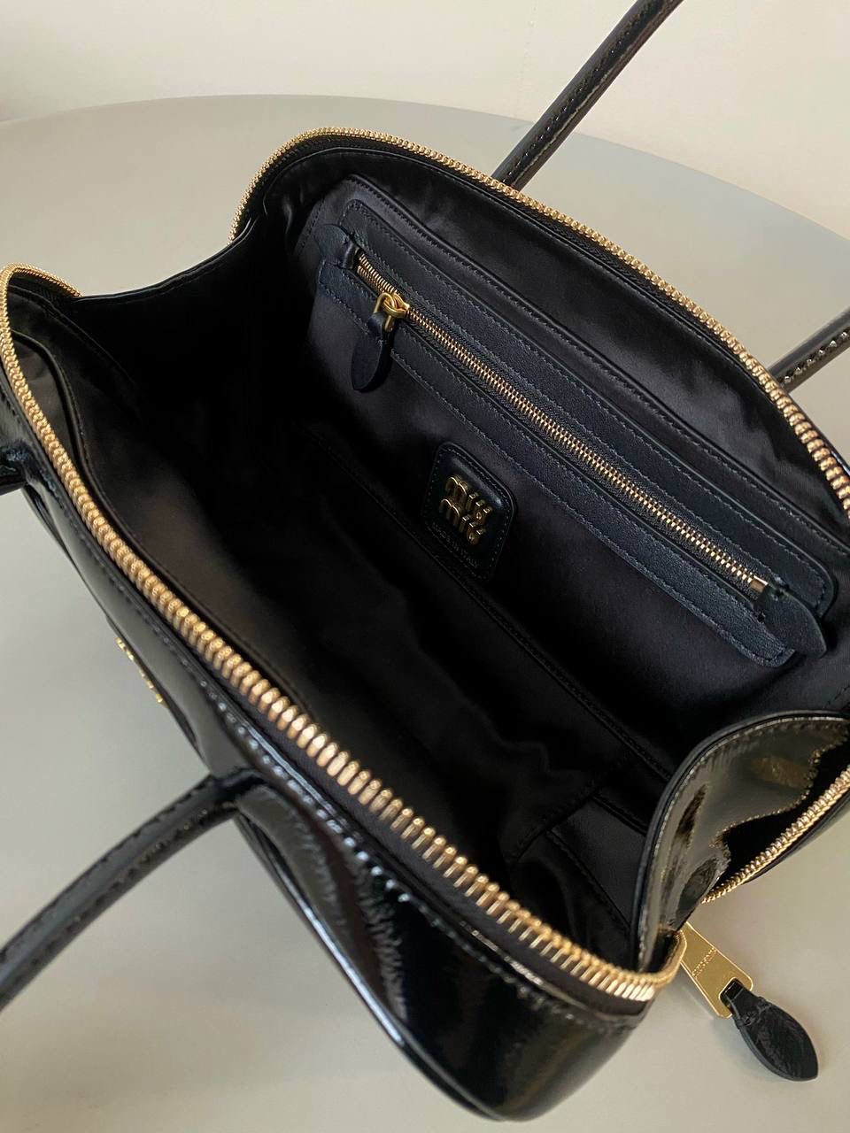 🈶漆皮黑 𝗠𝗶𝘂𝗠𝗶𝘂保龄球| 新面料来啦 漆皮色泽光亮自然饱满～ 皮面透着的皱纹仿佛湖面上的水波纹 无论是视觉还是手感，质感都很绝！ 27×12×8cm，#F0011m