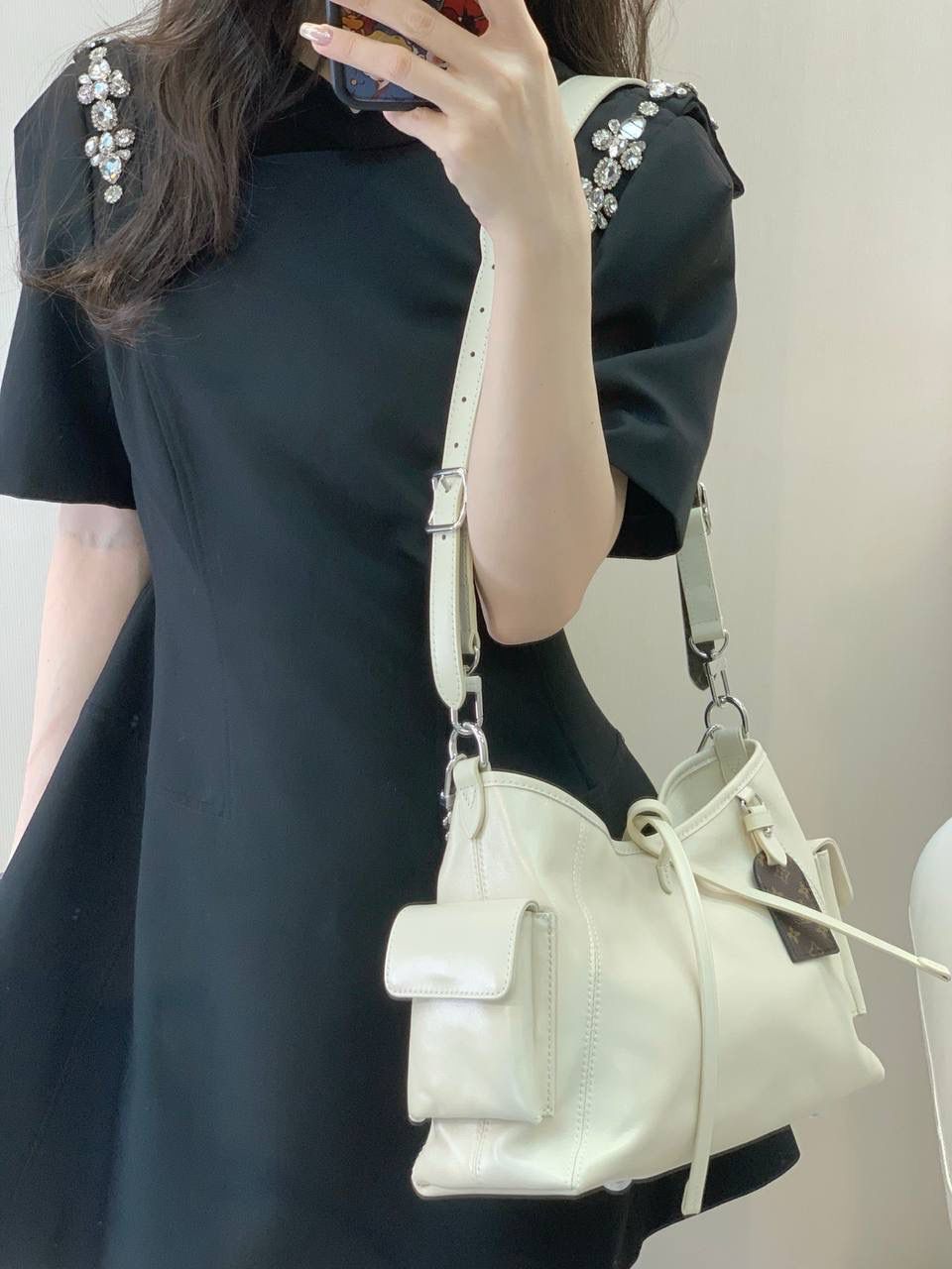 LV奶白色 Carryall👜✨ 噢莫噢莫！！ 奶白色的也太乖太奶了 一整个大心动了！！！ 全皮质感高级感满满💯 而且肩带是老花的 真的太爱了！🥹❤️