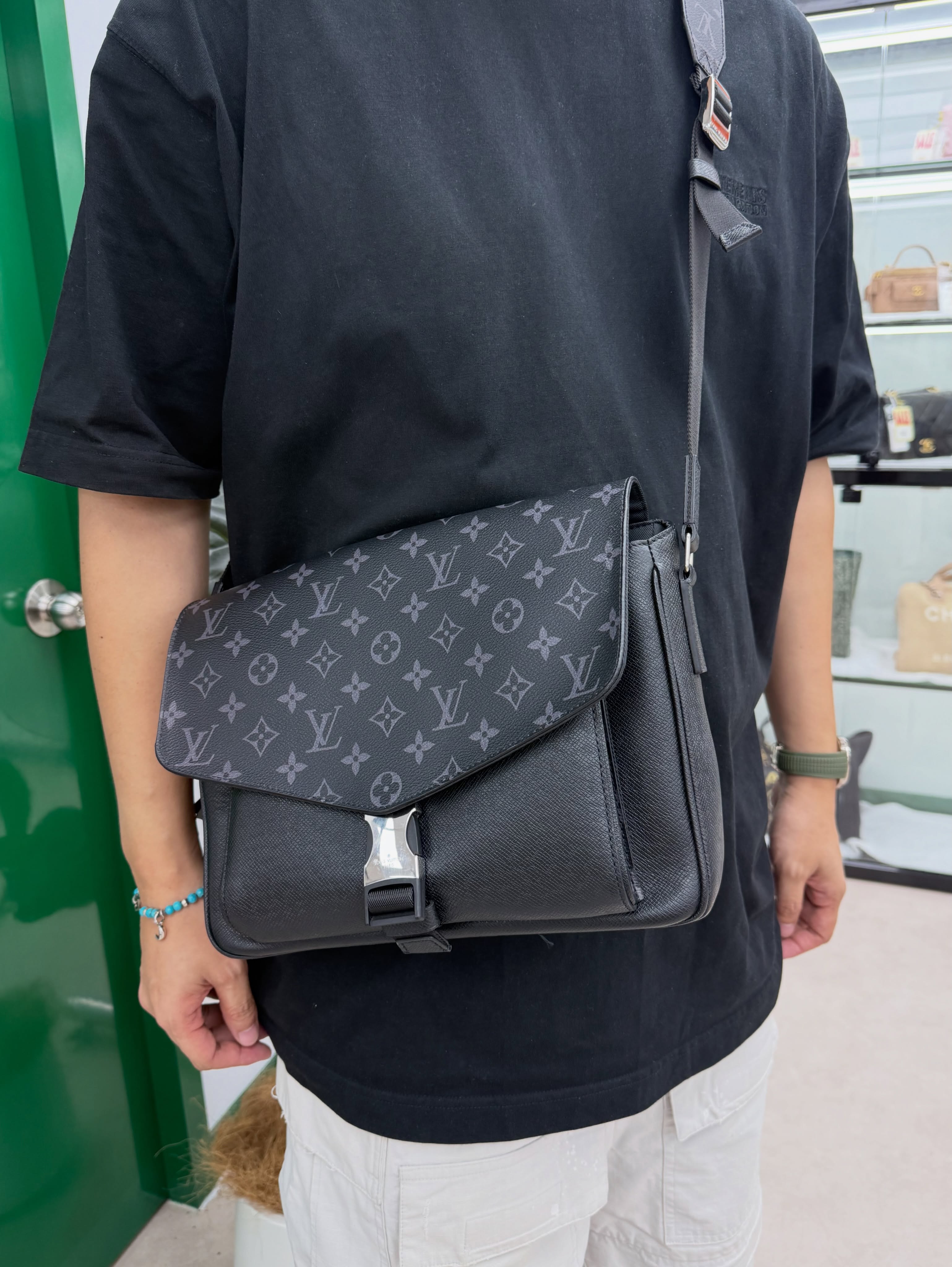 Lv👜 PRE OWNED 🛍️Taigarama黑花郵差包 🖤 