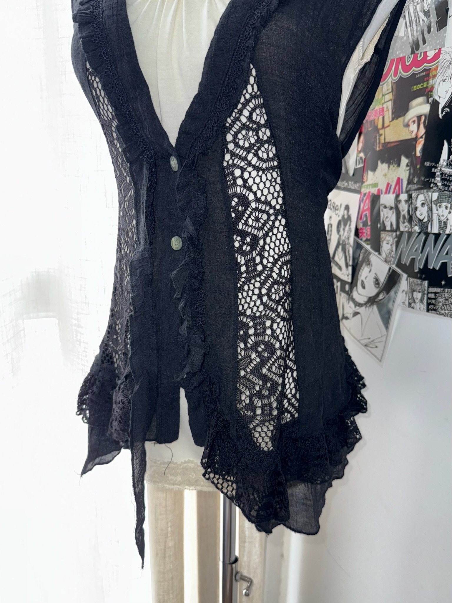Lace-Panelled Ruffled Layering Vest