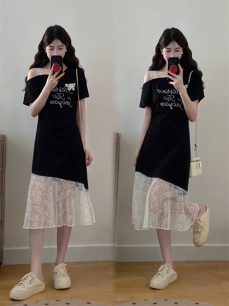 B65(6677) 韩系斜领单蕾丝吊带烫钻字母拼接下摆蕾丝透黑连身裙